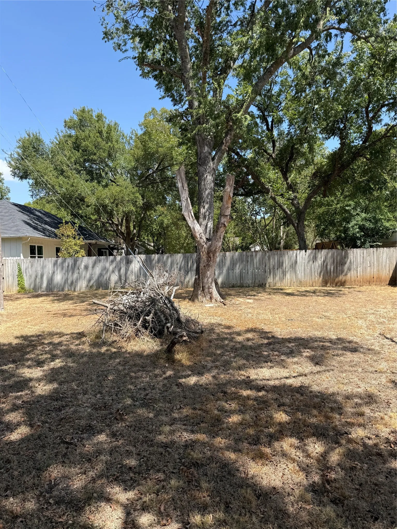 Single Family Residence For Sale in Johnson County , 1101 W Chambers Street, Cleburne, Texas 76033, 3 Bedroom, 2 Bathroom, Garage spaces, 1,859 Sqft, built in 1955, mls#21388049, Real Estate Agent in Cleburne, Homes For Sale in Johnson county, Homes For Sale in Cleburne, Realtor in Cleburne Texas, Real Estate Brokerage Independent Realty Texas, Luminita Cordes Realtor