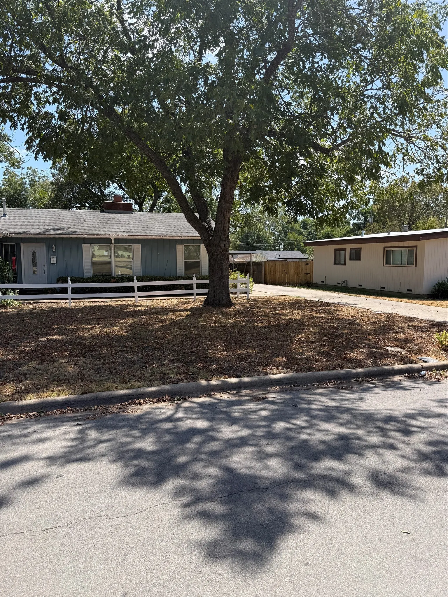 Single Family Residence For Sale in Johnson County , 1101 W Chambers Street, Cleburne, Texas 76033, 3 Bedroom, 2 Bathroom, Garage spaces, 1,859 Sqft, built in 1955, mls#21388049, Real Estate Agent in Cleburne, Homes For Sale in Johnson county, Homes For Sale in Cleburne, Realtor in Cleburne Texas, Real Estate Brokerage Independent Realty Texas, Luminita Cordes Realtor