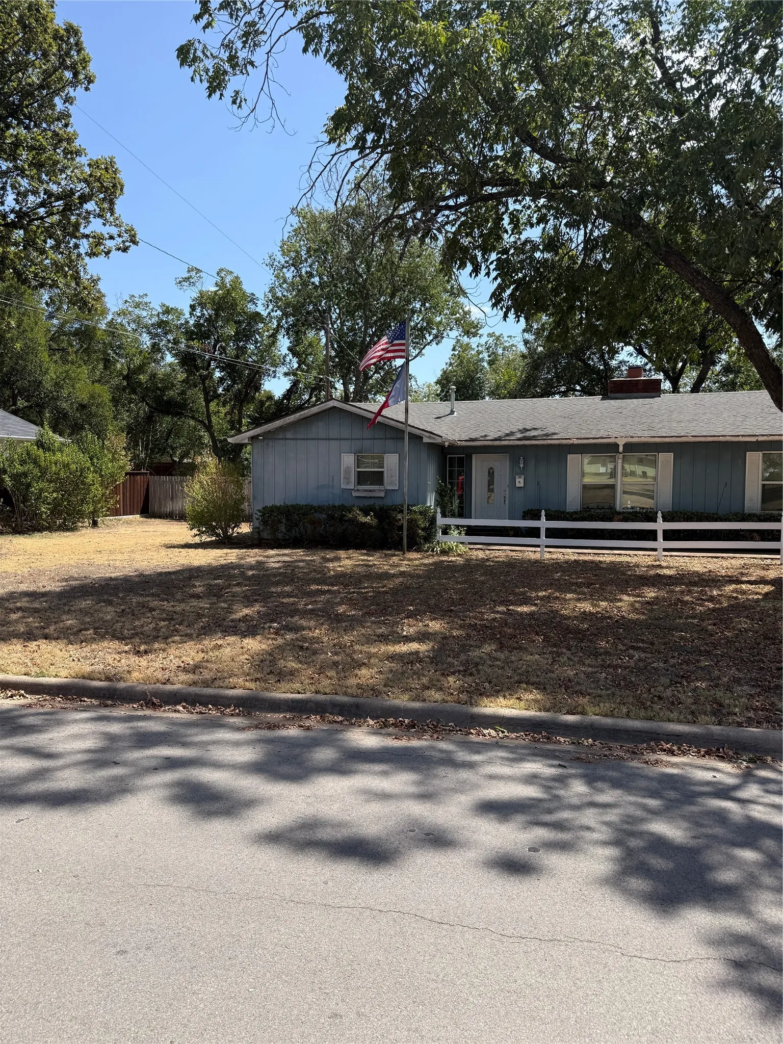 Single Family Residence For Sale in Johnson County , 1101 W Chambers Street, Cleburne, Texas 76033, 3 Bedroom, 2 Bathroom, Garage spaces, 1,859 Sqft, built in 1955, mls#21388049, Real Estate Agent in Cleburne, Homes For Sale in Johnson county, Homes For Sale in Cleburne, Realtor in Cleburne Texas, Real Estate Brokerage Independent Realty Texas, Luminita Cordes Realtor