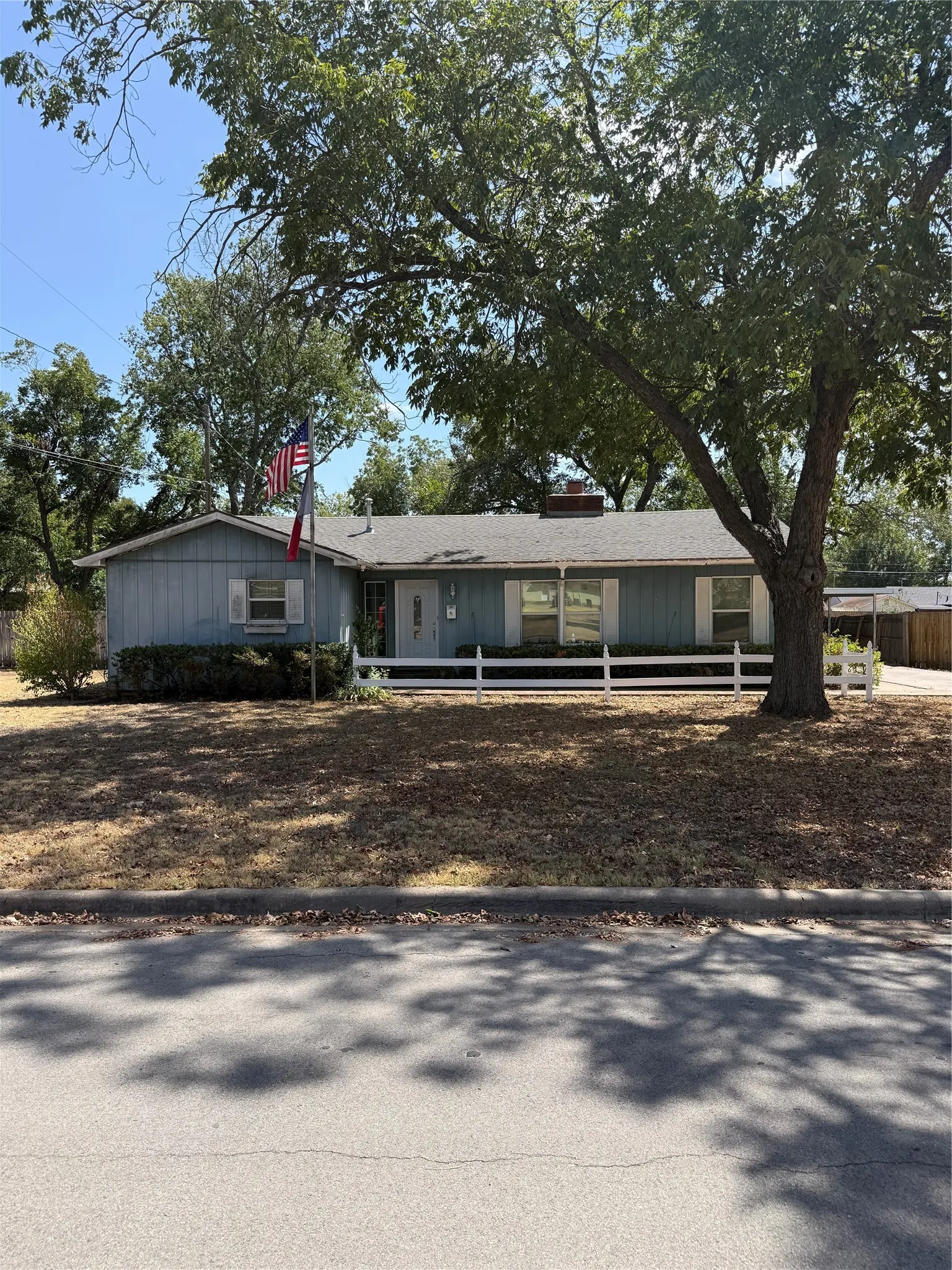 Single Family Residence For Sale in Johnson County , 1101 W Chambers Street, Cleburne, Texas 76033, 3 Bedroom, 2 Bathroom, Garage spaces, 1,859 Sqft, built in 1955, mls#21388049, Real Estate Agent in Cleburne, Homes For Sale in Johnson county, Homes For Sale in Cleburne, Realtor in Cleburne Texas, Real Estate Brokerage Independent Realty Texas, Luminita Cordes Realtor