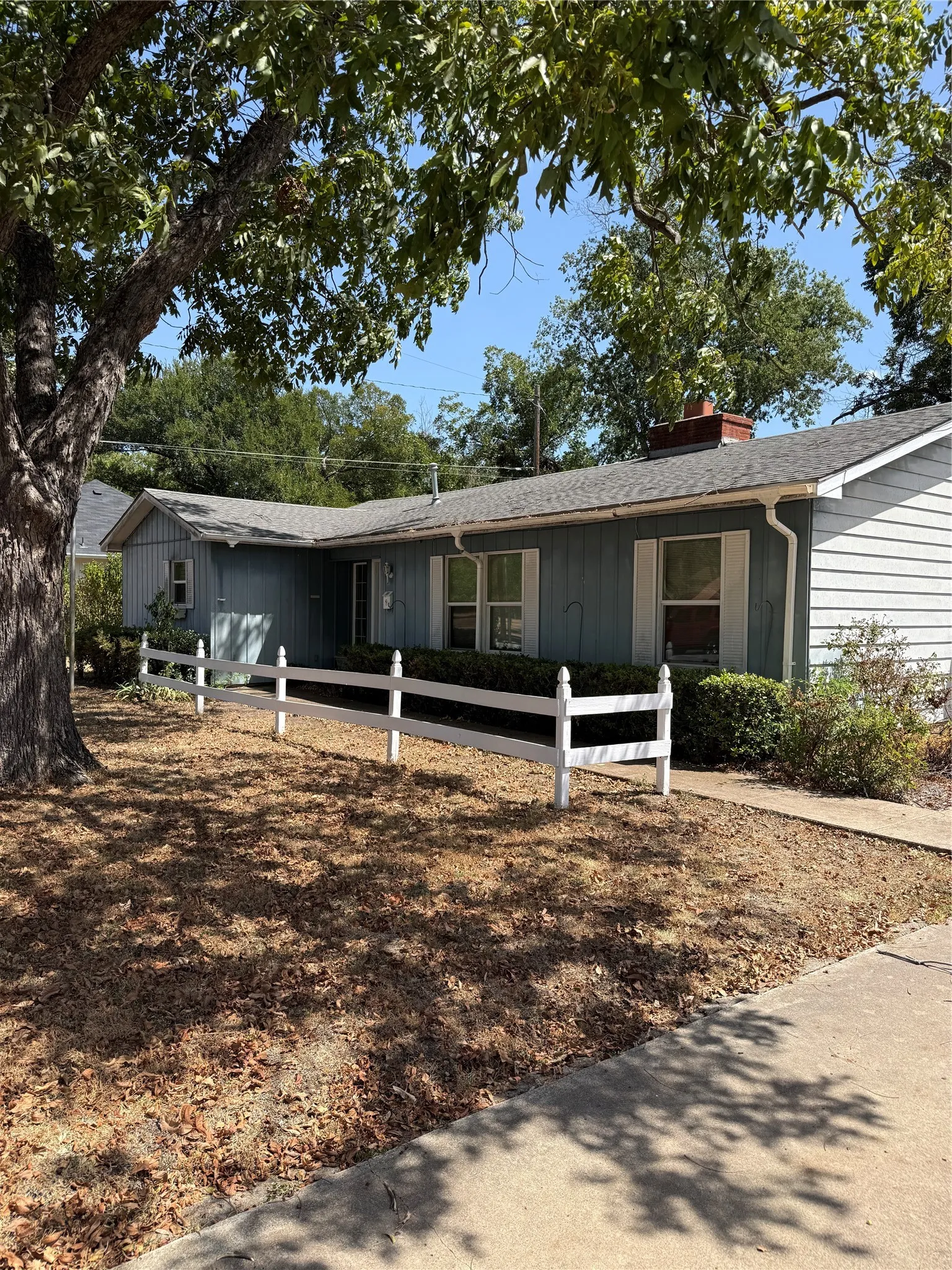 Single Family Residence For Sale in Johnson County , 1101 W Chambers Street, Cleburne, Texas 76033, 3 Bedroom, 2 Bathroom, Garage spaces, 1,859 Sqft, built in 1955, mls#21388049, Real Estate Agent in Cleburne, Homes For Sale in Johnson county, Homes For Sale in Cleburne, Realtor in Cleburne Texas, Real Estate Brokerage Independent Realty Texas, Luminita Cordes Realtor
