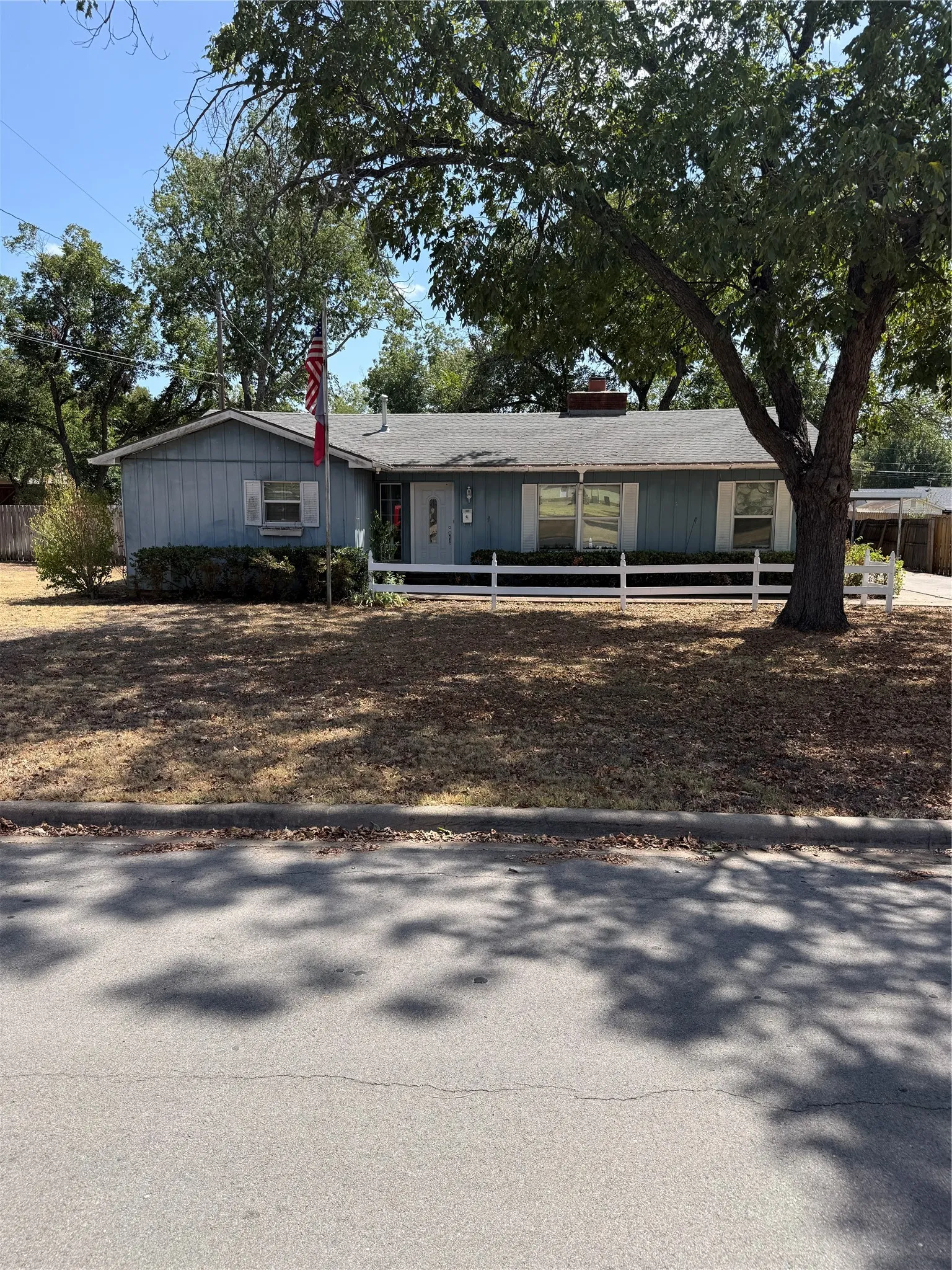 Single Family Residence For Sale in Johnson County , 1101 W Chambers Street, Cleburne, Texas 76033, 3 Bedroom, 2 Bathroom, Garage spaces, 1,859 Sqft, built in 1955, mls#21388049, Real Estate Agent in Cleburne, Homes For Sale in Johnson county, Homes For Sale in Cleburne, Realtor in Cleburne Texas, Real Estate Brokerage Independent Realty Texas, Luminita Cordes Realtor
