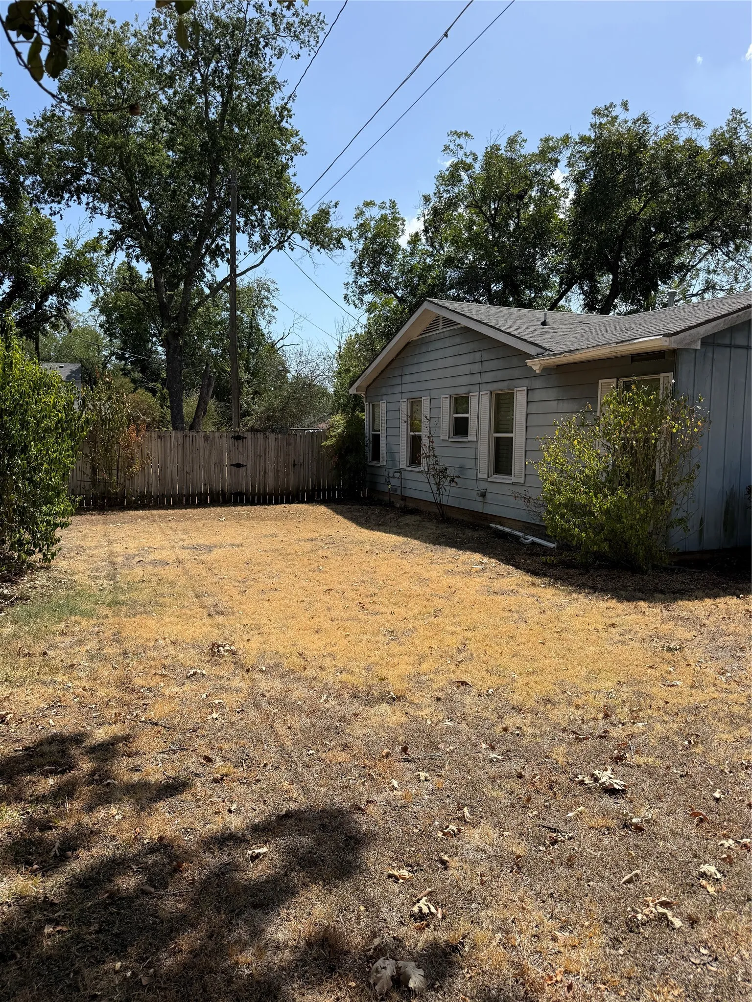 Single Family Residence For Sale in Johnson County , 1101 W Chambers Street, Cleburne, Texas 76033, 3 Bedroom, 2 Bathroom, Garage spaces, 1,859 Sqft, built in 1955, mls#21388049, Real Estate Agent in Cleburne, Homes For Sale in Johnson county, Homes For Sale in Cleburne, Realtor in Cleburne Texas, Real Estate Brokerage Independent Realty Texas, Luminita Cordes Realtor