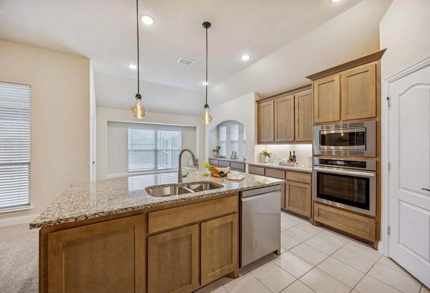 Single Family Residence For Sale in Ellis County , 504 Lowland Lane, Waxahachie, Texas 75165, 4 Bedroom, 3 Bathroom, 2 Garage spaces, 2,969 Sqft, built in 2021, mls#21385442, Real Estate Agent in Waxahachie, Homes For Sale in Ellis county, Homes For Sale in Waxahachie, Realtor in Waxahachie Texas, Real Estate Brokerage Independent Realty Texas, Luminita Cordes Realtor