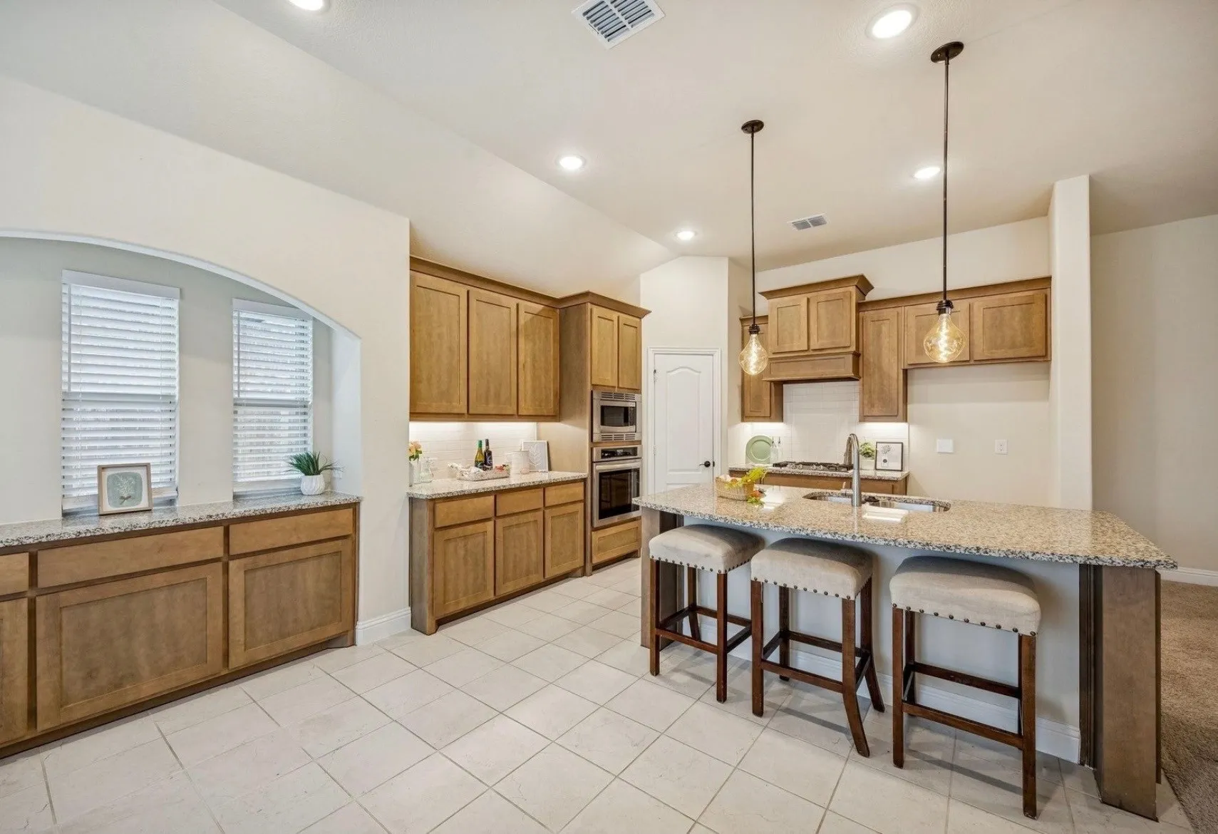 Single Family Residence For Sale in Ellis County , 504 Lowland Lane, Waxahachie, Texas 75165, 4 Bedroom, 3 Bathroom, 2 Garage spaces, 2,969 Sqft, built in 2021, mls#21385442, Real Estate Agent in Waxahachie, Homes For Sale in Ellis county, Homes For Sale in Waxahachie, Realtor in Waxahachie Texas, Real Estate Brokerage Independent Realty Texas, Luminita Cordes Realtor