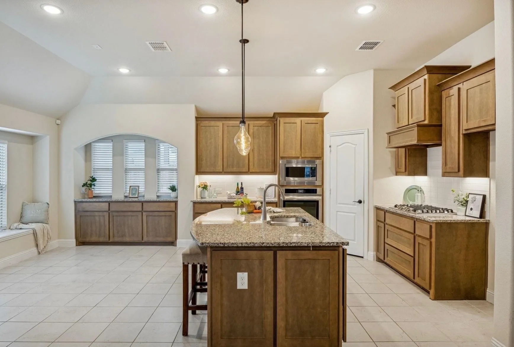 Single Family Residence For Sale in Ellis County , 504 Lowland Lane, Waxahachie, Texas 75165, 4 Bedroom, 3 Bathroom, 2 Garage spaces, 2,969 Sqft, built in 2021, mls#21385442, Real Estate Agent in Waxahachie, Homes For Sale in Ellis county, Homes For Sale in Waxahachie, Realtor in Waxahachie Texas, Real Estate Brokerage Independent Realty Texas, Luminita Cordes Realtor