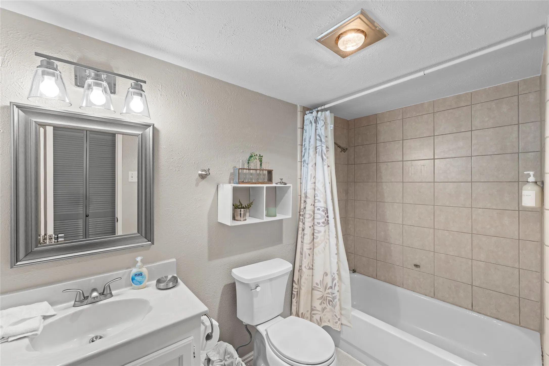Recessed ceiling light fixture
