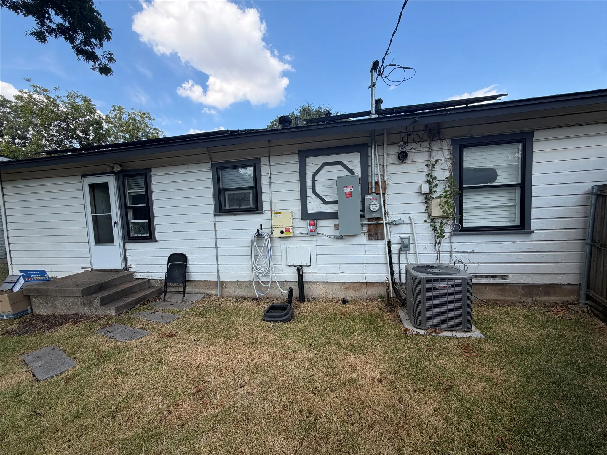 Single Family Residence For Sale in Dallas County , 1324 Dale Drive, Garland, Texas 75041, 3 Bedroom, 1 Bathroom, 3 Garage spaces, 1,008 Sqft, built in 1954, mls#21388445, Real Estate Agent in Garland, Homes For Sale in Dallas county, Homes For Sale in Garland, Realtor in Garland Texas, Real Estate Brokerage Independent Realty Texas, Luminita Cordes Realtor