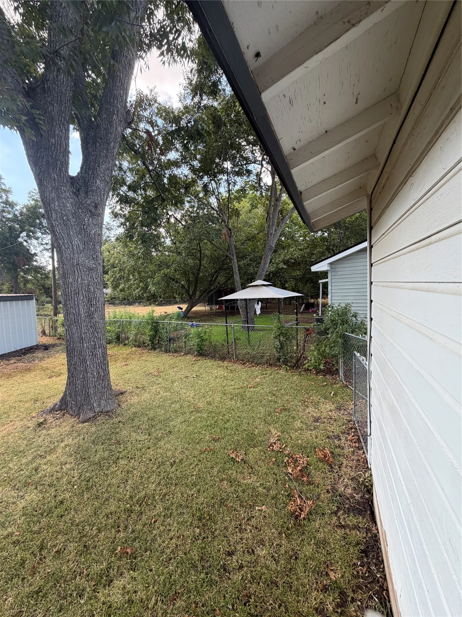 Single Family Residence For Sale in Dallas County , 1324 Dale Drive, Garland, Texas 75041, 3 Bedroom, 1 Bathroom, 3 Garage spaces, 1,008 Sqft, built in 1954, mls#21388445, Real Estate Agent in Garland, Homes For Sale in Dallas county, Homes For Sale in Garland, Realtor in Garland Texas, Real Estate Brokerage Independent Realty Texas, Luminita Cordes Realtor