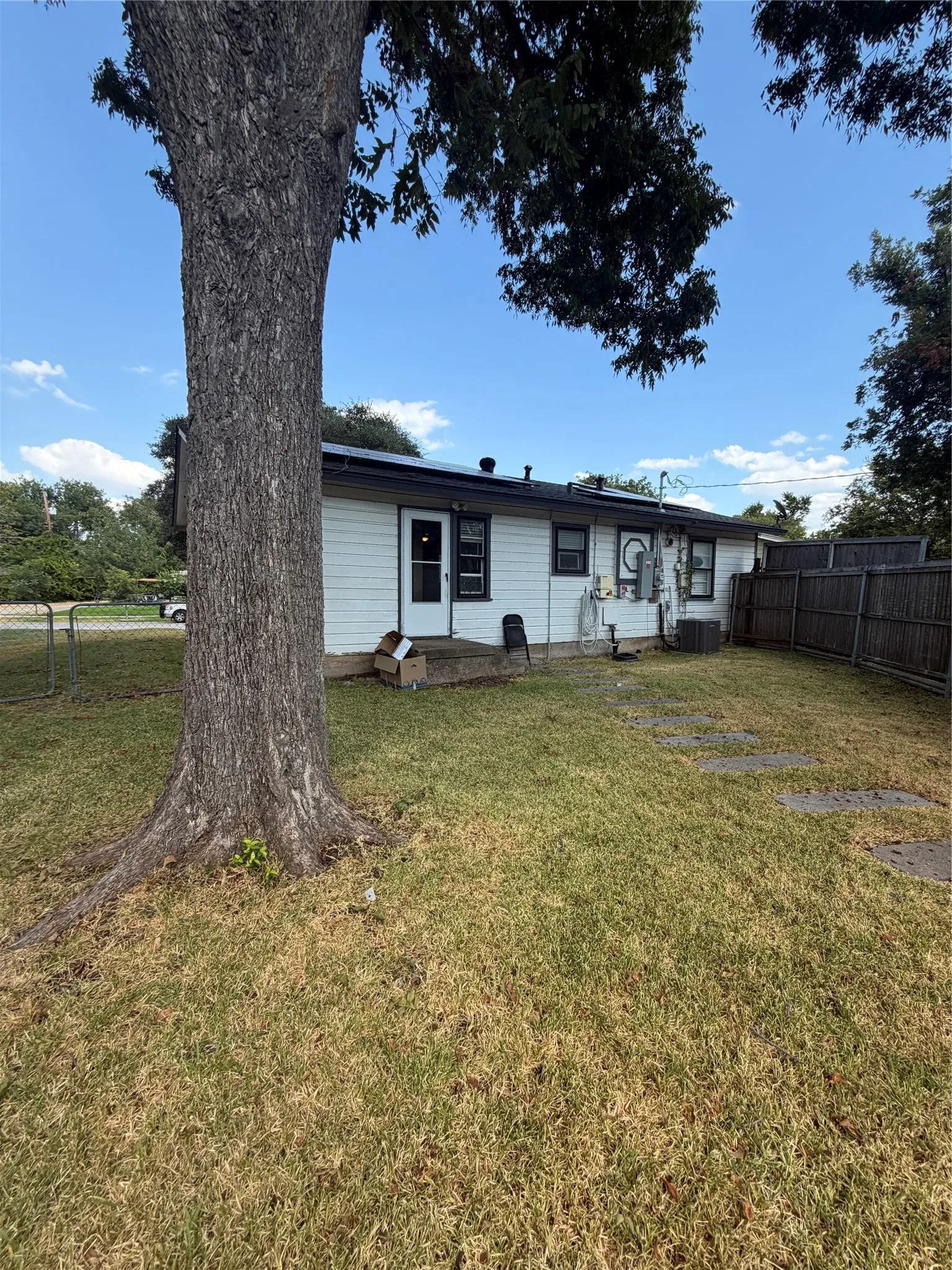 Single Family Residence For Sale in Dallas County , 1324 Dale Drive, Garland, Texas 75041, 3 Bedroom, 1 Bathroom, 3 Garage spaces, 1,008 Sqft, built in 1954, mls#21388445, Real Estate Agent in Garland, Homes For Sale in Dallas county, Homes For Sale in Garland, Realtor in Garland Texas, Real Estate Brokerage Independent Realty Texas, Luminita Cordes Realtor