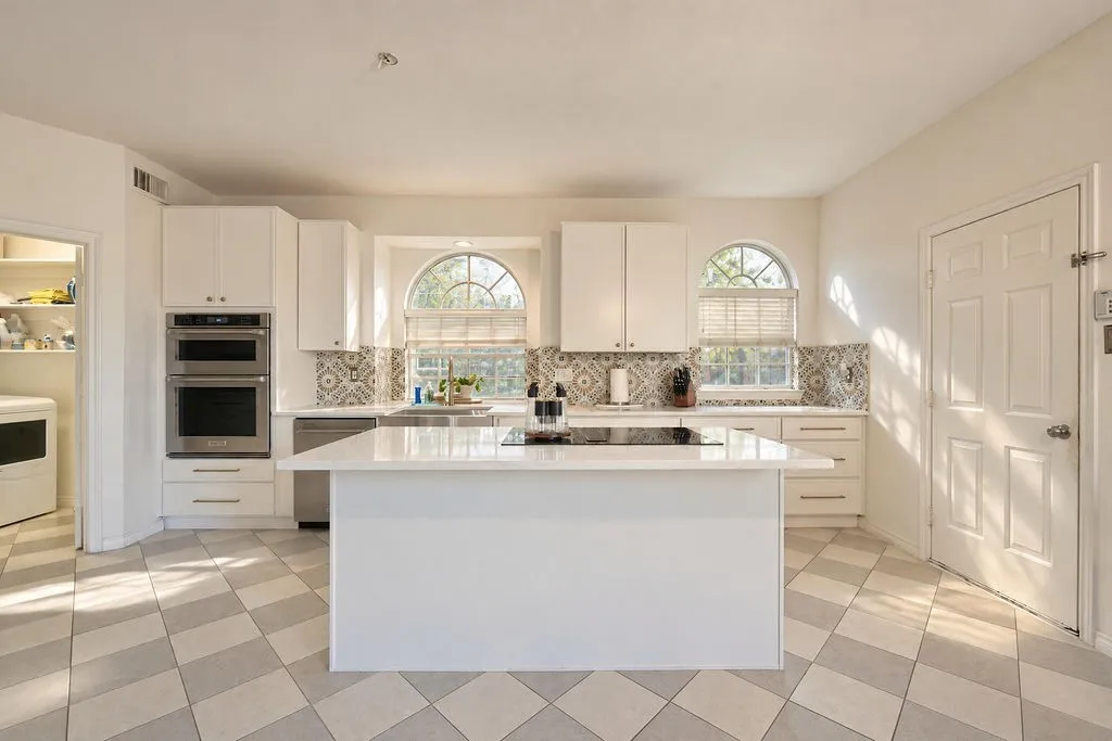 Single Family Residence For Sale in Denton County , 1524 Santa Fe Trail, Carrollton, Texas 75007, 4 Bedroom, 4 Bathroom, 2 Garage spaces, 2,856 Sqft, built in 1993, mls#21384114, Real Estate Agent in Carrollton, Homes For Sale in Denton county, Homes For Sale in Carrollton, Realtor in Carrollton Texas, Real Estate Brokerage Independent Realty Texas, Luminita Cordes Realtor