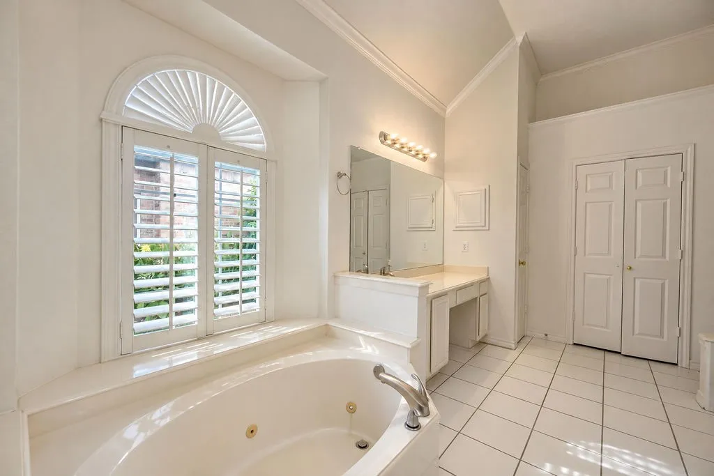 Single Family Residence For Sale in Denton County , 1524 Santa Fe Trail, Carrollton, Texas 75007, 4 Bedroom, 4 Bathroom, 2 Garage spaces, 2,856 Sqft, built in 1993, mls#21384114, Real Estate Agent in Carrollton, Homes For Sale in Denton county, Homes For Sale in Carrollton, Realtor in Carrollton Texas, Real Estate Brokerage Independent Realty Texas, Luminita Cordes Realtor