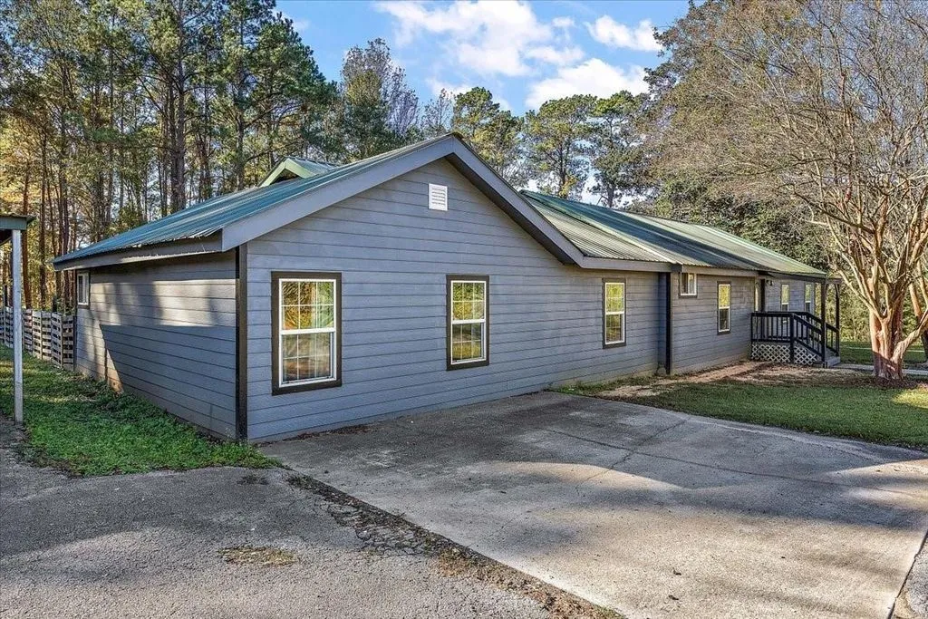 Single Family Residence For Sale in Shelby County , 7805 State Highway 87 S, Shelbyville, Texas 75973, 4 Bedroom, 3 Bathroom, Garage spaces, 2,080 Sqft, built in 1950, mls#21388136, Real Estate Agent in Shelbyville, Homes For Sale in Shelby county, Homes For Sale in Shelbyville, Realtor in Shelbyville Texas, Real Estate Brokerage Independent Realty Texas, Luminita Cordes Realtor