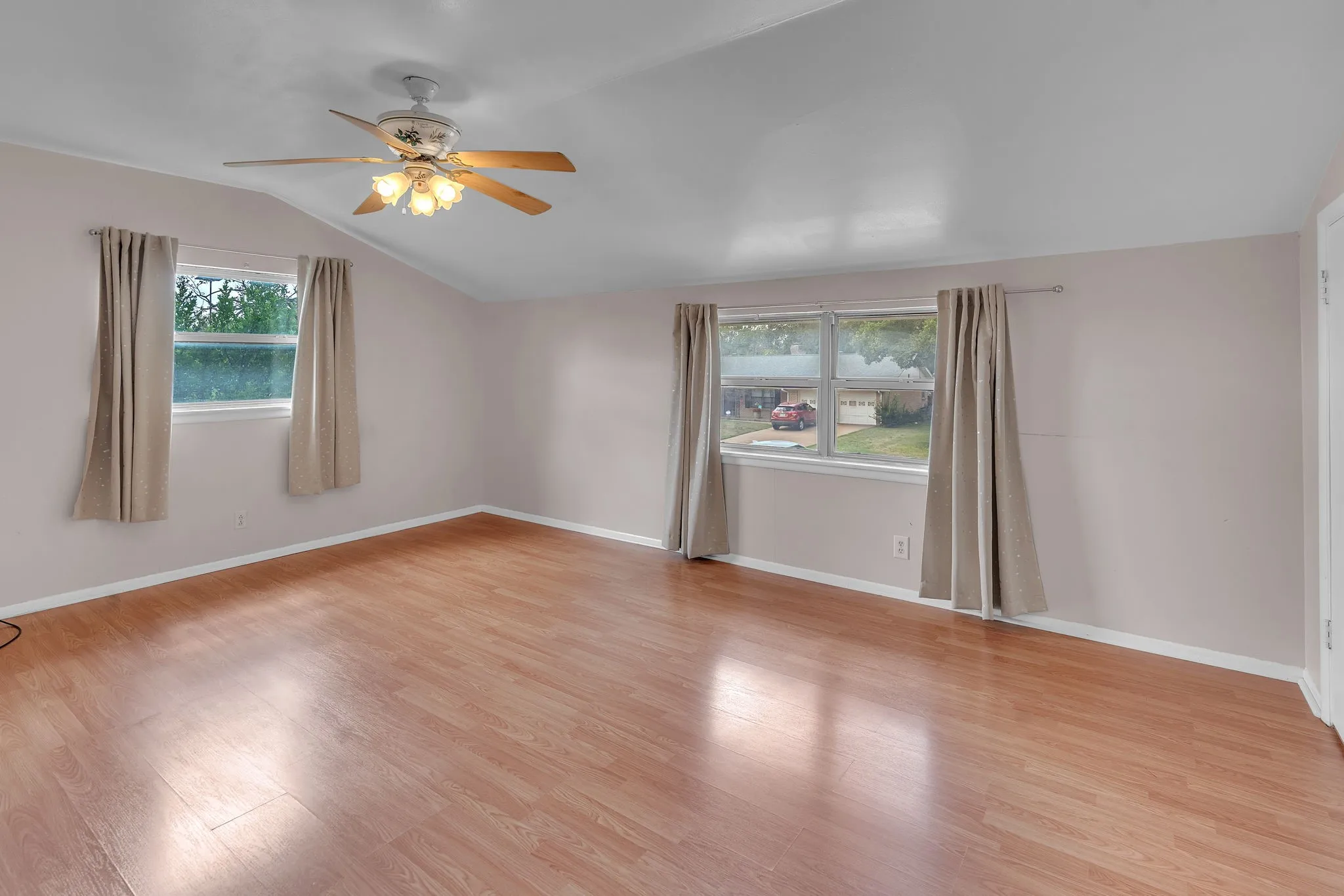 Single Family Residence For Sale in Tarrant County , 5629 Woodway, Fort Worth, Texas 76133, 3 Bedroom, 2 Bathroom, 2 Garage spaces, 1,826 Sqft, built in 1964, mls#21388371, Real Estate Agent in Fort Worth, Homes For Sale in Tarrant county, Homes For Sale in Fort Worth, Realtor in Fort Worth Texas, Real Estate Brokerage Independent Realty Texas, Luminita Cordes Realtor