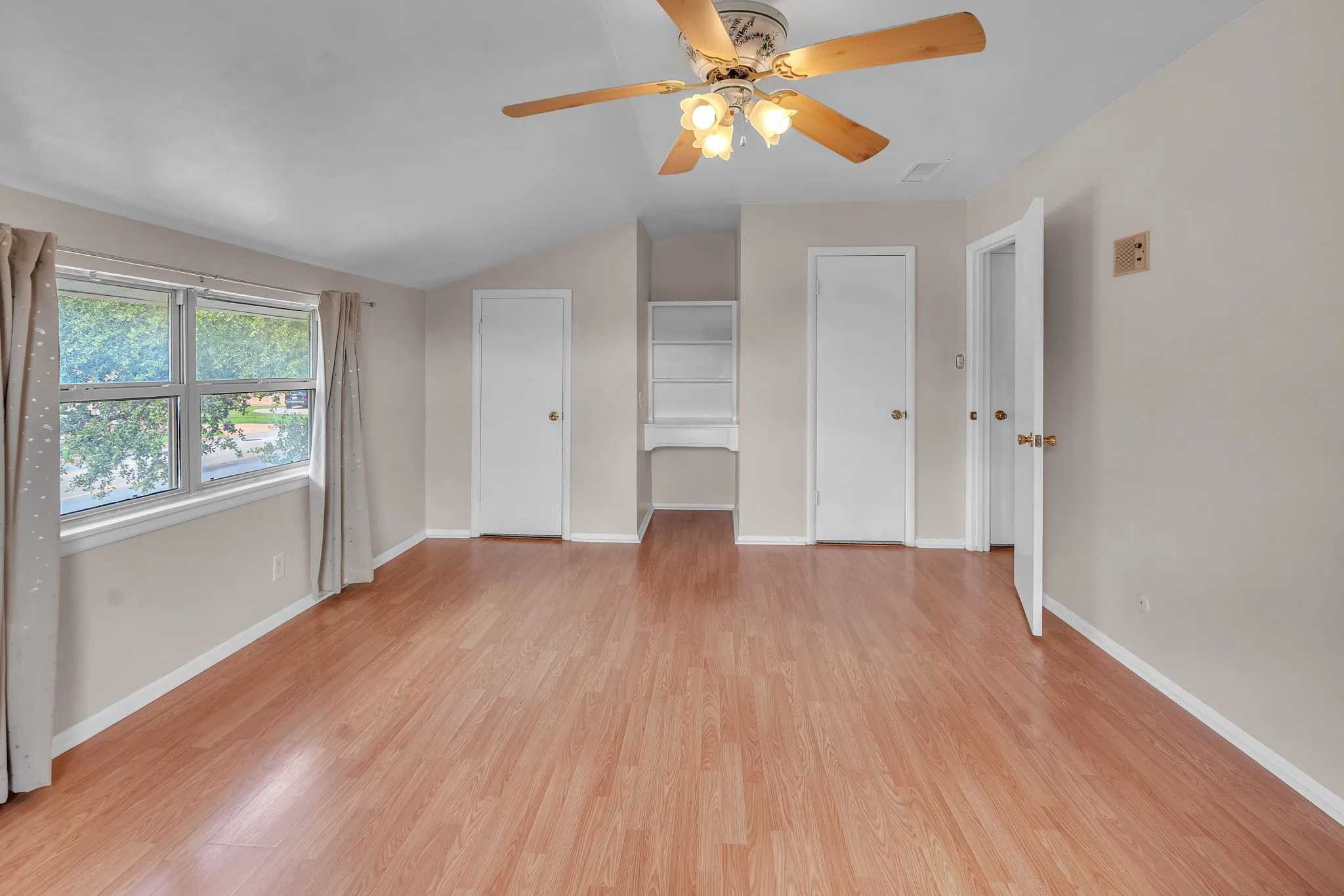 Single Family Residence For Sale in Tarrant County , 5629 Woodway, Fort Worth, Texas 76133, 3 Bedroom, 2 Bathroom, 2 Garage spaces, 1,826 Sqft, built in 1964, mls#21388371, Real Estate Agent in Fort Worth, Homes For Sale in Tarrant county, Homes For Sale in Fort Worth, Realtor in Fort Worth Texas, Real Estate Brokerage Independent Realty Texas, Luminita Cordes Realtor