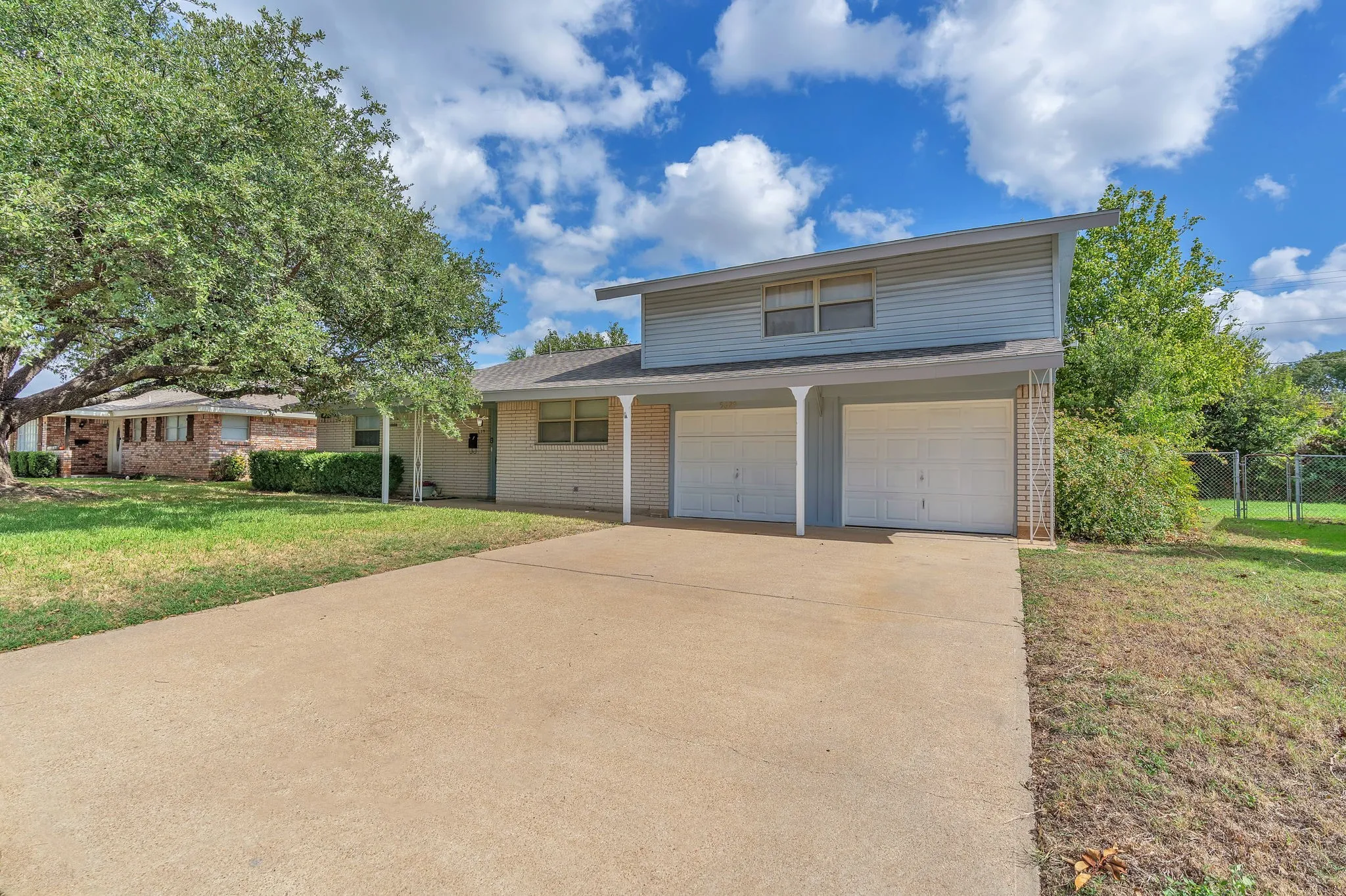 Single Family Residence For Sale in Tarrant County , 5629 Woodway, Fort Worth, Texas 76133, 3 Bedroom, 2 Bathroom, 2 Garage spaces, 1,826 Sqft, built in 1964, mls#21388371, Real Estate Agent in Fort Worth, Homes For Sale in Tarrant county, Homes For Sale in Fort Worth, Realtor in Fort Worth Texas, Real Estate Brokerage Independent Realty Texas, Luminita Cordes Realtor