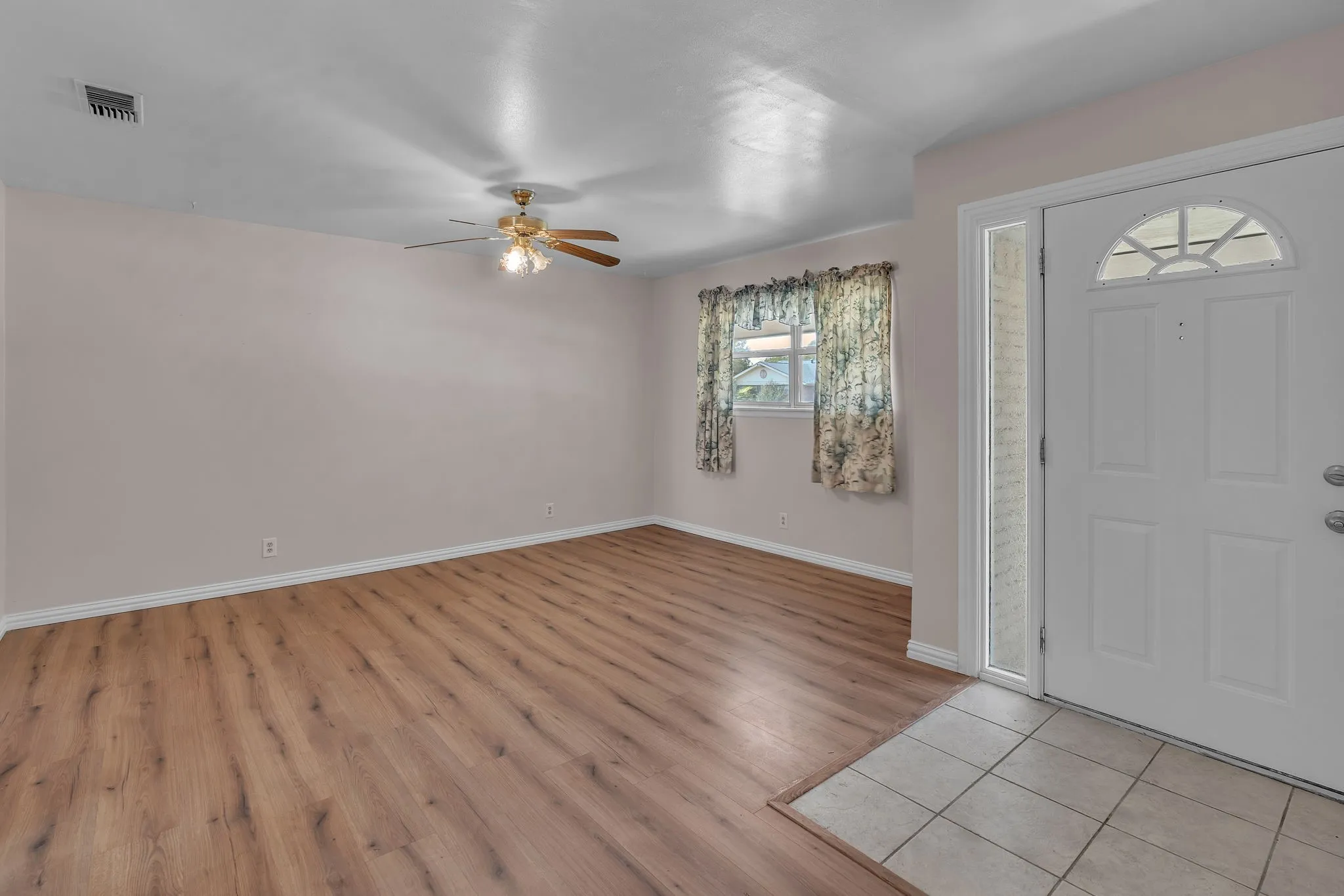 Single Family Residence For Sale in Tarrant County , 5629 Woodway, Fort Worth, Texas 76133, 3 Bedroom, 2 Bathroom, 2 Garage spaces, 1,826 Sqft, built in 1964, mls#21388371, Real Estate Agent in Fort Worth, Homes For Sale in Tarrant county, Homes For Sale in Fort Worth, Realtor in Fort Worth Texas, Real Estate Brokerage Independent Realty Texas, Luminita Cordes Realtor