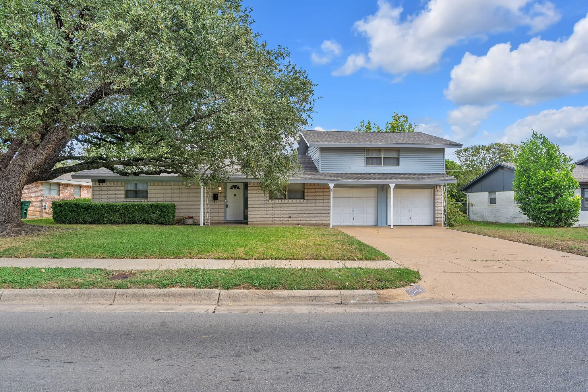 Single Family Residence For Sale in Tarrant County , 5629 Woodway, Fort Worth, Texas 76133, 3 Bedroom, 2 Bathroom, 2 Garage spaces, 1,826 Sqft, built in 1964, mls#21388371, Real Estate Agent in Fort Worth, Homes For Sale in Tarrant county, Homes For Sale in Fort Worth, Realtor in Fort Worth Texas, Real Estate Brokerage Independent Realty Texas, Luminita Cordes Realtor
