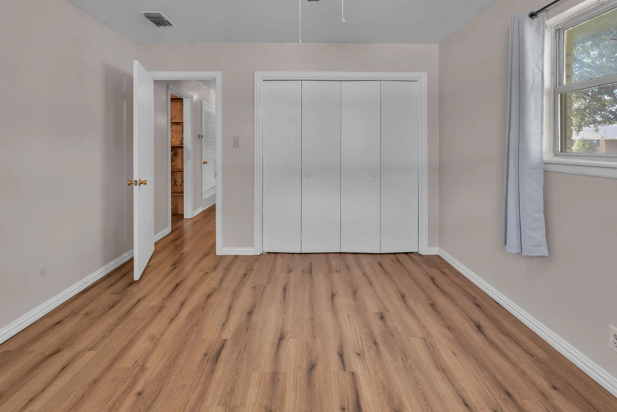 Single Family Residence For Sale in Tarrant County , 5629 Woodway, Fort Worth, Texas 76133, 3 Bedroom, 2 Bathroom, 2 Garage spaces, 1,826 Sqft, built in 1964, mls#21388371, Real Estate Agent in Fort Worth, Homes For Sale in Tarrant county, Homes For Sale in Fort Worth, Realtor in Fort Worth Texas, Real Estate Brokerage Independent Realty Texas, Luminita Cordes Realtor