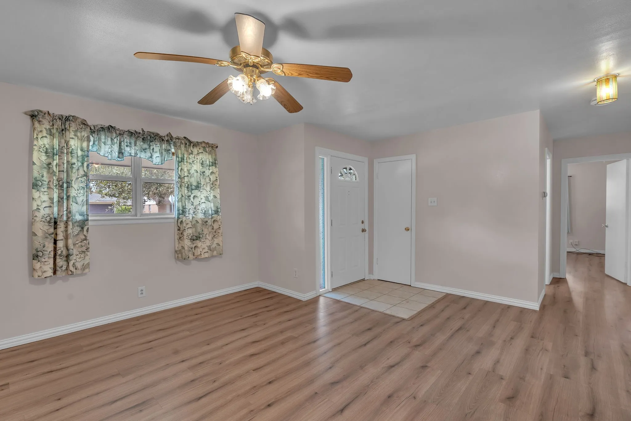 Single Family Residence For Sale in Tarrant County , 5629 Woodway, Fort Worth, Texas 76133, 3 Bedroom, 2 Bathroom, 2 Garage spaces, 1,826 Sqft, built in 1964, mls#21388371, Real Estate Agent in Fort Worth, Homes For Sale in Tarrant county, Homes For Sale in Fort Worth, Realtor in Fort Worth Texas, Real Estate Brokerage Independent Realty Texas, Luminita Cordes Realtor