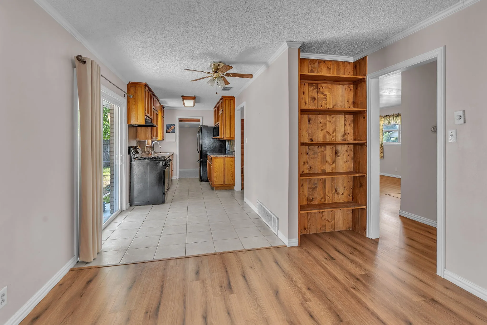 Single Family Residence For Sale in Tarrant County , 5629 Woodway, Fort Worth, Texas 76133, 3 Bedroom, 2 Bathroom, 2 Garage spaces, 1,826 Sqft, built in 1964, mls#21388371, Real Estate Agent in Fort Worth, Homes For Sale in Tarrant county, Homes For Sale in Fort Worth, Realtor in Fort Worth Texas, Real Estate Brokerage Independent Realty Texas, Luminita Cordes Realtor