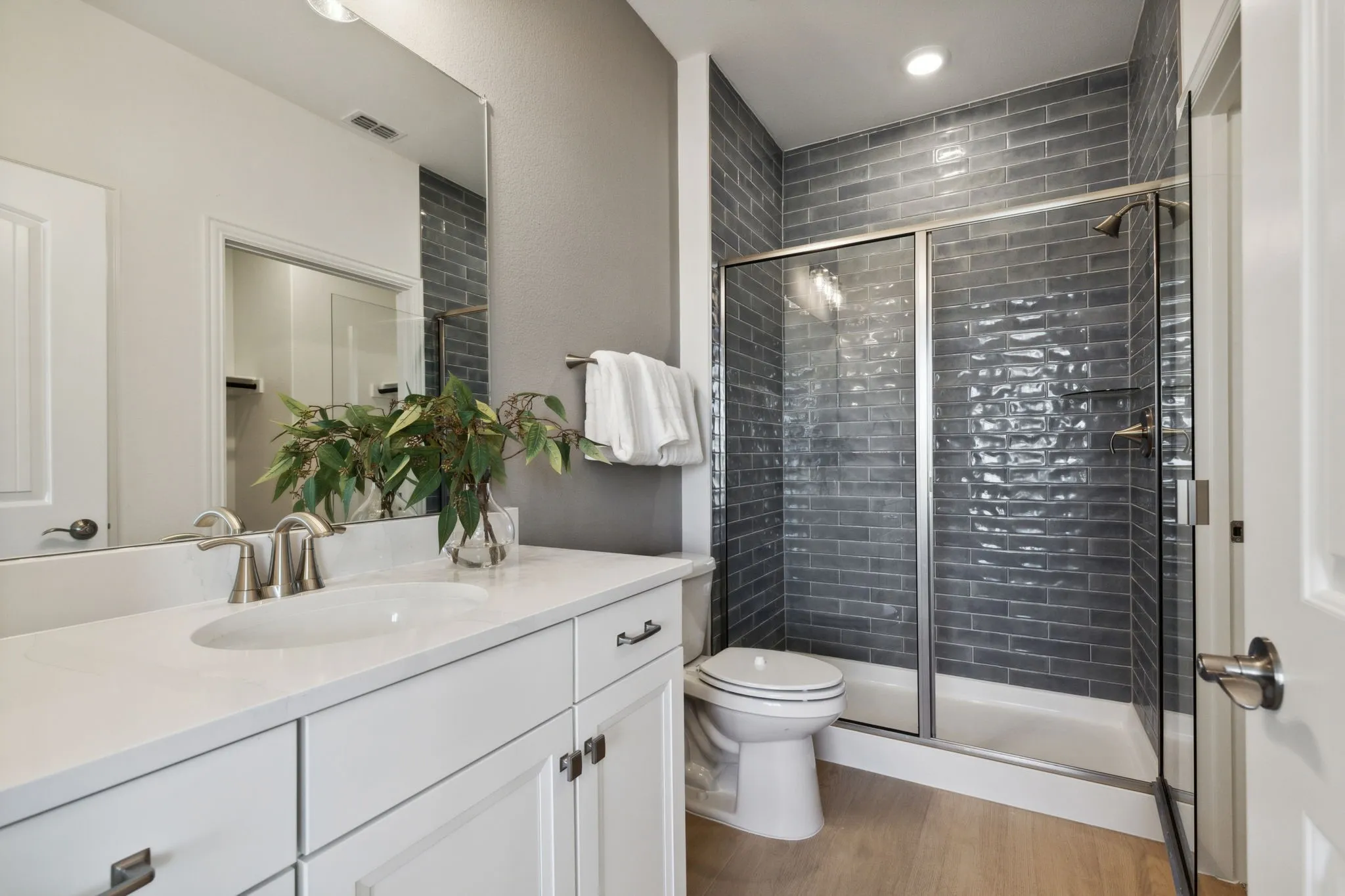 *Model Representation - Spacious secondary bathroom