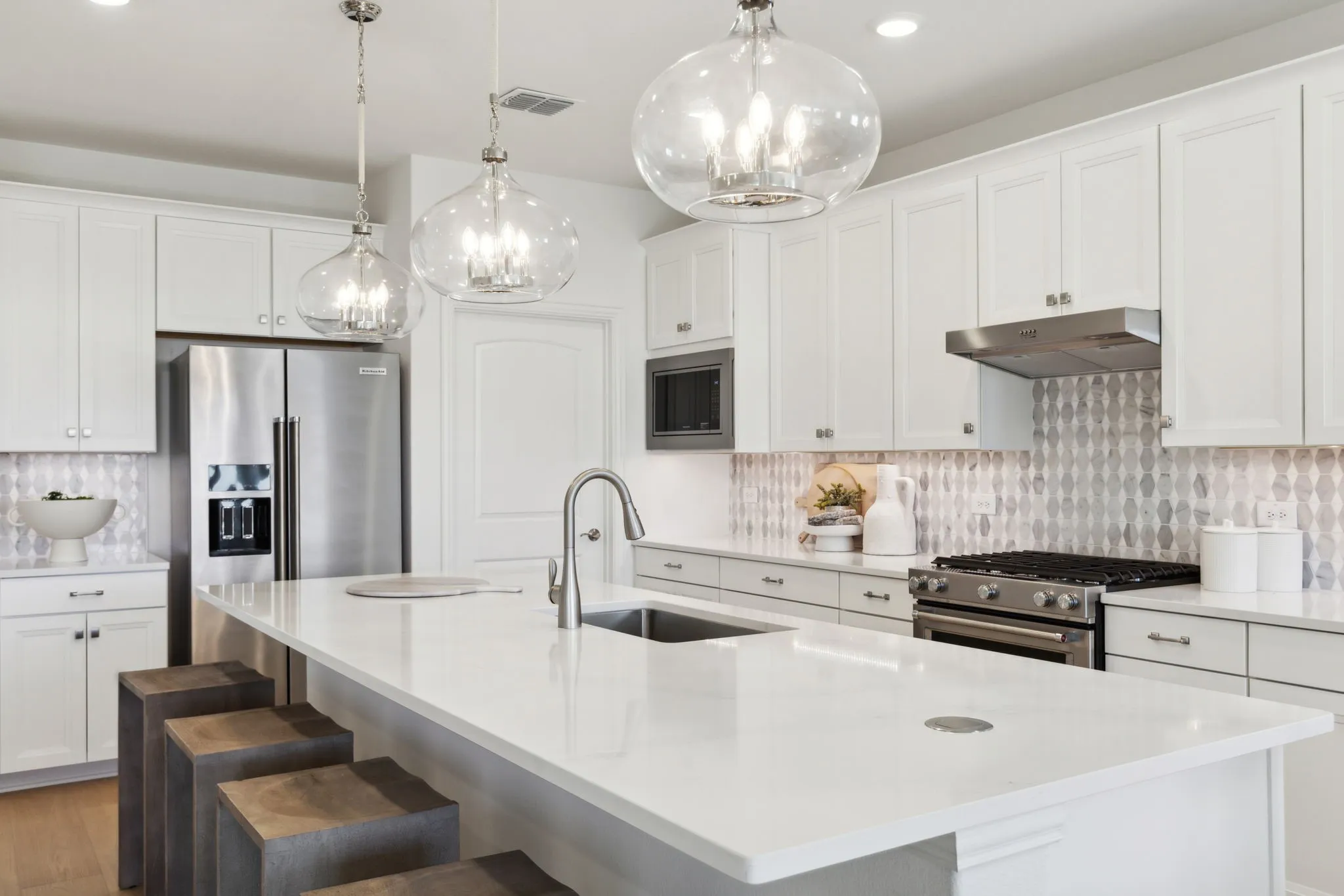 *Model Representation - Spacious kitchen with eat-in bartop island