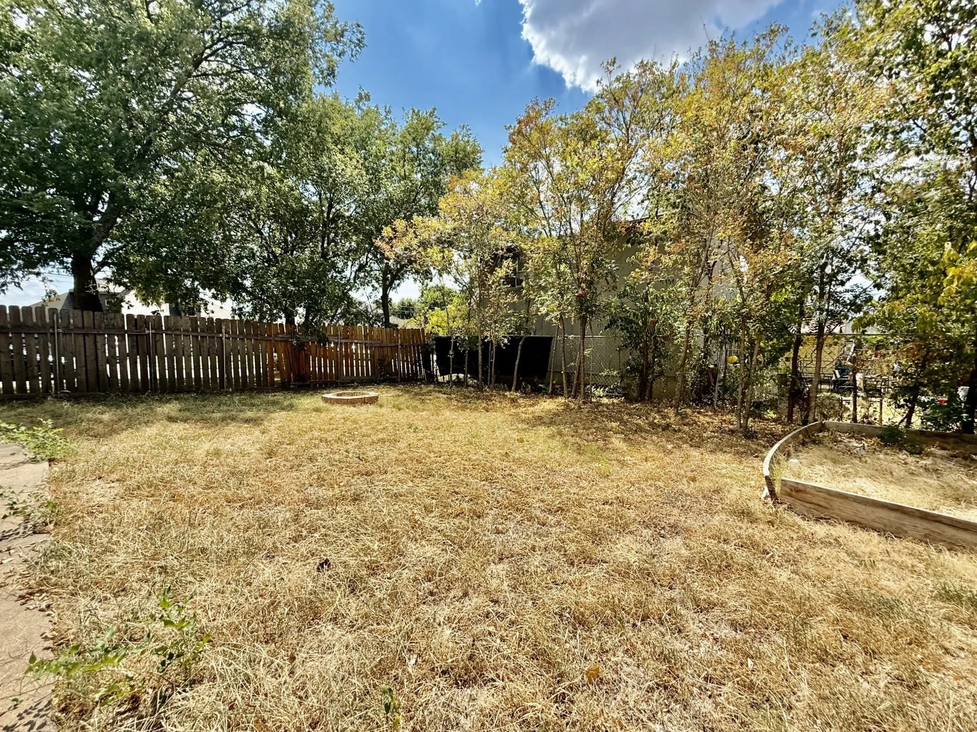 Single Family Residence For Sale in Johnson County , 312 S Mockingbird Lane, Keene, Texas 76059, 3 Bedroom, 3 Bathroom, 1 Garage spaces, 2,153 Sqft, built in 1992, mls#21388370, Real Estate Agent in Keene, Homes For Sale in Johnson county, Homes For Sale in Keene, Realtor in Keene Texas, Real Estate Brokerage Independent Realty Texas, Luminita Cordes Realtor