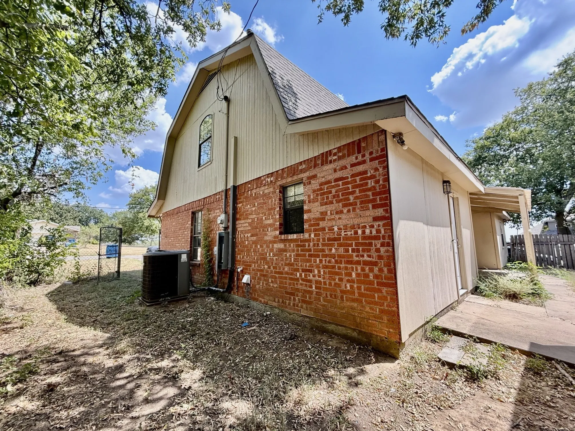 Single Family Residence For Sale in Johnson County , 312 S Mockingbird Lane, Keene, Texas 76059, 3 Bedroom, 3 Bathroom, 1 Garage spaces, 2,153 Sqft, built in 1992, mls#21388370, Real Estate Agent in Keene, Homes For Sale in Johnson county, Homes For Sale in Keene, Realtor in Keene Texas, Real Estate Brokerage Independent Realty Texas, Luminita Cordes Realtor
