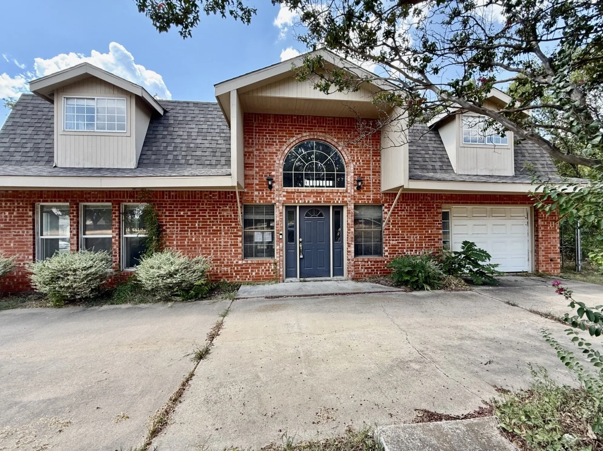 Single Family Residence For Sale in Johnson County , 312 S Mockingbird Lane, Keene, Texas 76059, 3 Bedroom, 3 Bathroom, 1 Garage spaces, 2,153 Sqft, built in 1992, mls#21388370, Real Estate Agent in Keene, Homes For Sale in Johnson county, Homes For Sale in Keene, Realtor in Keene Texas, Real Estate Brokerage Independent Realty Texas, Luminita Cordes Realtor