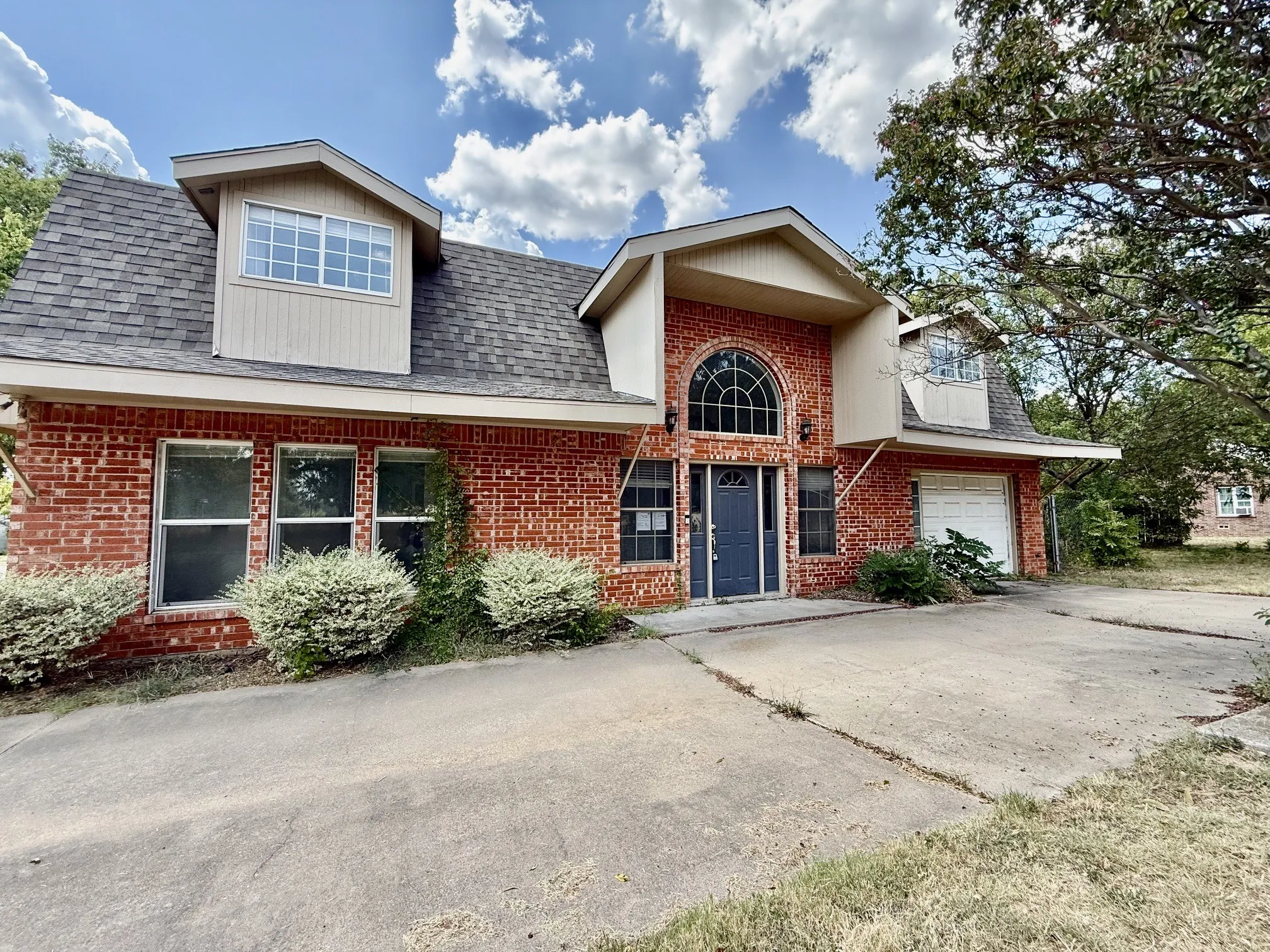 Single Family Residence For Sale in Johnson County , 312 S Mockingbird Lane, Keene, Texas 76059, 3 Bedroom, 3 Bathroom, 1 Garage spaces, 2,153 Sqft, built in 1992, mls#21388370, Real Estate Agent in Keene, Homes For Sale in Johnson county, Homes For Sale in Keene, Realtor in Keene Texas, Real Estate Brokerage Independent Realty Texas, Luminita Cordes Realtor