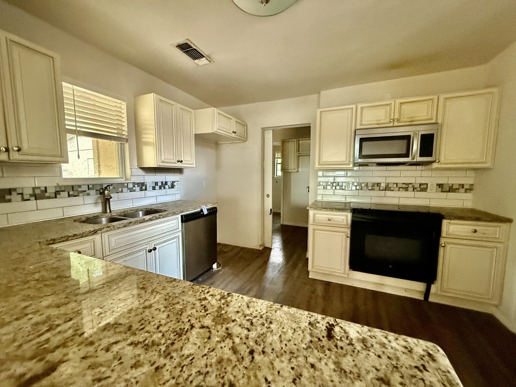 Single Family Residence For Sale in Johnson County , 312 S Mockingbird Lane, Keene, Texas 76059, 3 Bedroom, 3 Bathroom, 1 Garage spaces, 2,153 Sqft, built in 1992, mls#21388370, Real Estate Agent in Keene, Homes For Sale in Johnson county, Homes For Sale in Keene, Realtor in Keene Texas, Real Estate Brokerage Independent Realty Texas, Luminita Cordes Realtor