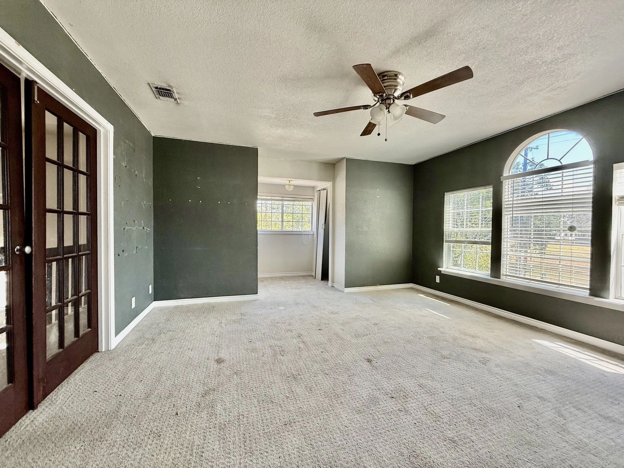 Single Family Residence For Sale in Johnson County , 312 S Mockingbird Lane, Keene, Texas 76059, 3 Bedroom, 3 Bathroom, 1 Garage spaces, 2,153 Sqft, built in 1992, mls#21388370, Real Estate Agent in Keene, Homes For Sale in Johnson county, Homes For Sale in Keene, Realtor in Keene Texas, Real Estate Brokerage Independent Realty Texas, Luminita Cordes Realtor