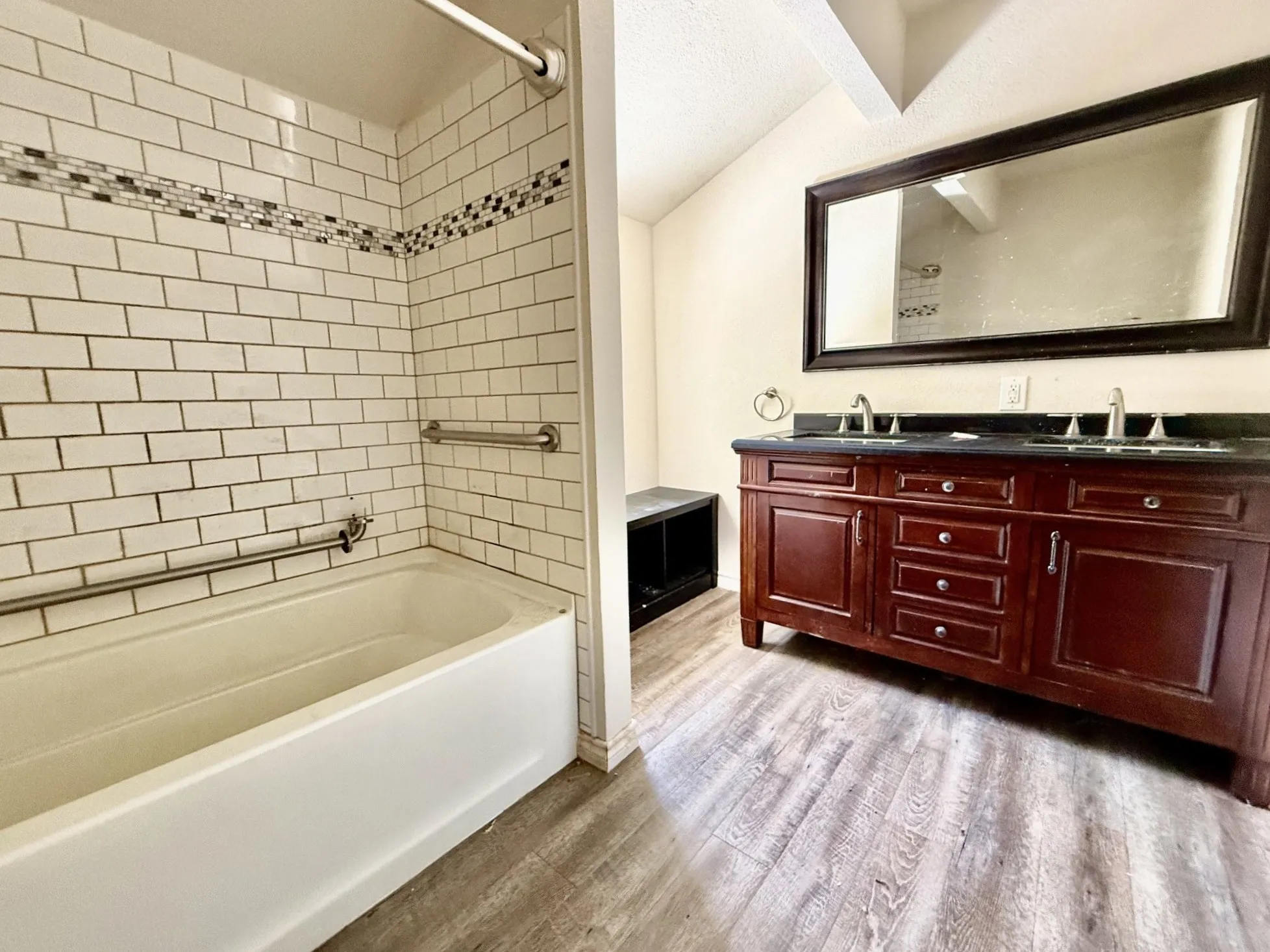 Single Family Residence For Sale in Johnson County , 312 S Mockingbird Lane, Keene, Texas 76059, 3 Bedroom, 3 Bathroom, 1 Garage spaces, 2,153 Sqft, built in 1992, mls#21388370, Real Estate Agent in Keene, Homes For Sale in Johnson county, Homes For Sale in Keene, Realtor in Keene Texas, Real Estate Brokerage Independent Realty Texas, Luminita Cordes Realtor