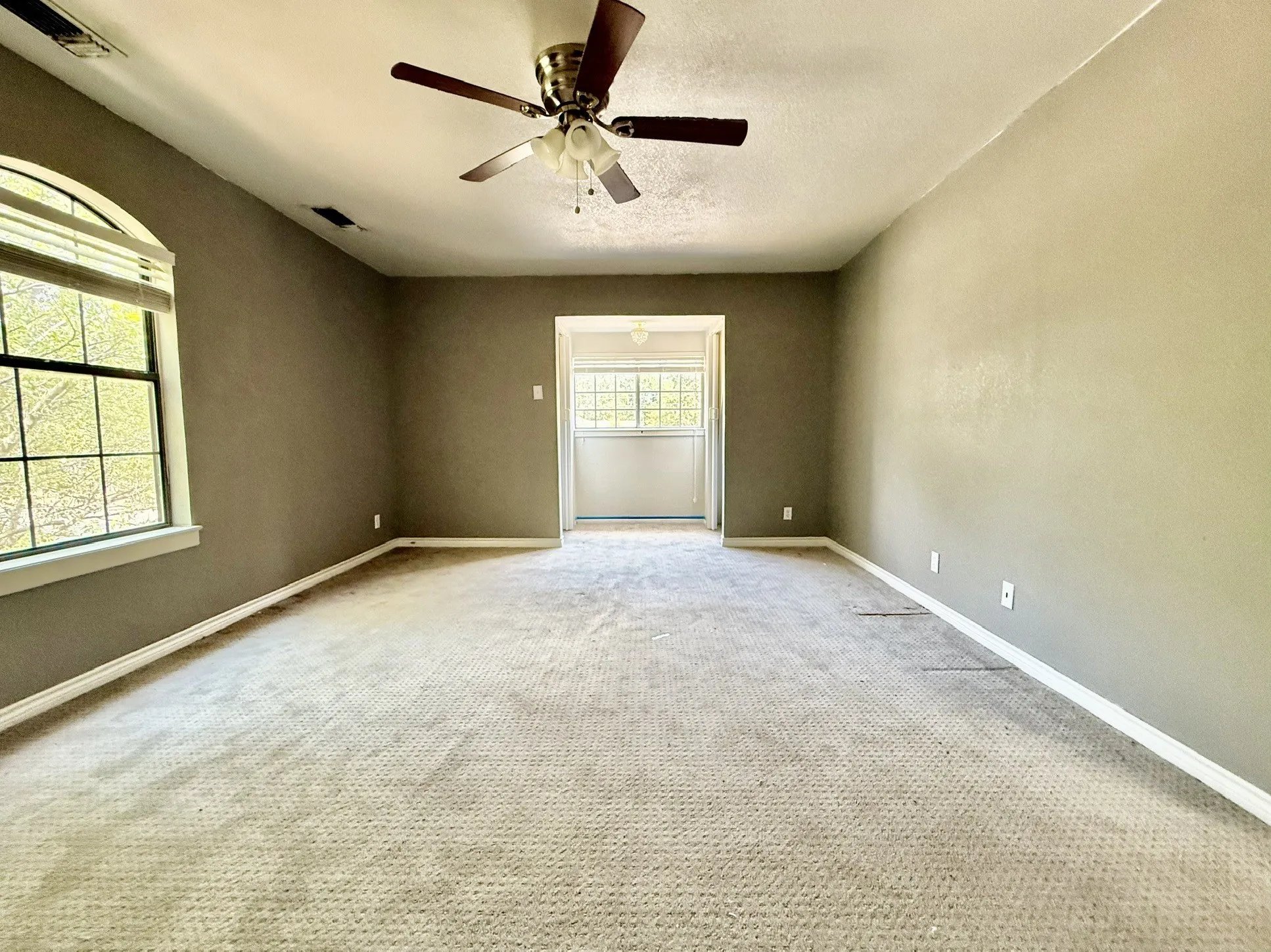 Single Family Residence For Sale in Johnson County , 312 S Mockingbird Lane, Keene, Texas 76059, 3 Bedroom, 3 Bathroom, 1 Garage spaces, 2,153 Sqft, built in 1992, mls#21388370, Real Estate Agent in Keene, Homes For Sale in Johnson county, Homes For Sale in Keene, Realtor in Keene Texas, Real Estate Brokerage Independent Realty Texas, Luminita Cordes Realtor