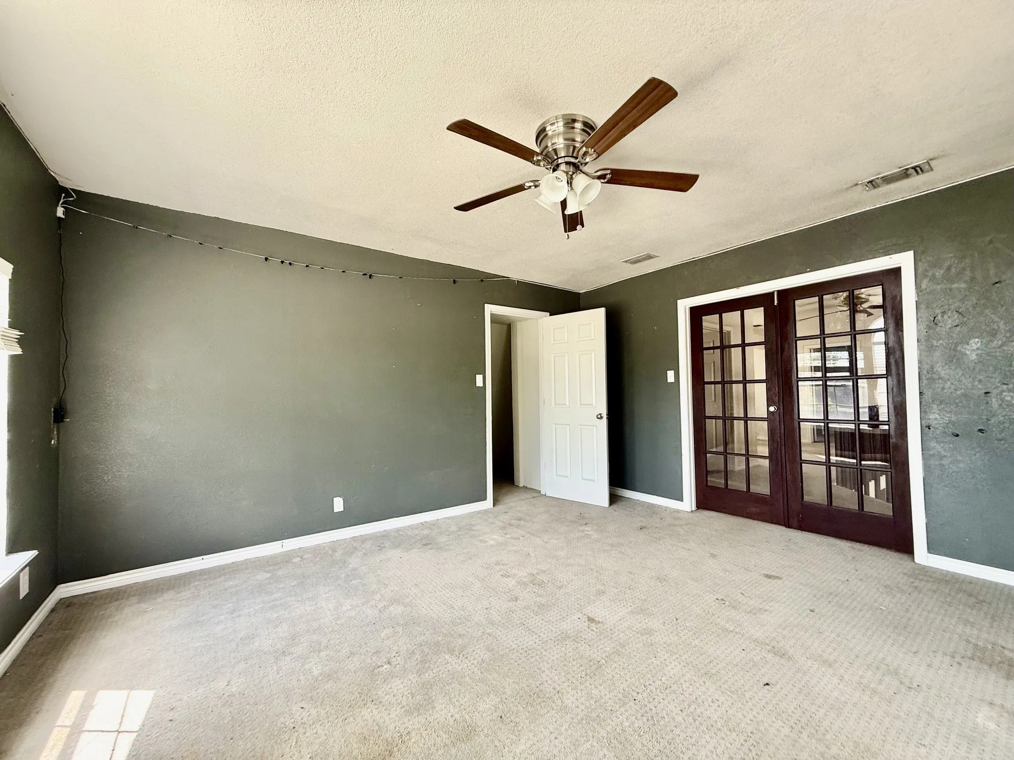 Single Family Residence For Sale in Johnson County , 312 S Mockingbird Lane, Keene, Texas 76059, 3 Bedroom, 3 Bathroom, 1 Garage spaces, 2,153 Sqft, built in 1992, mls#21388370, Real Estate Agent in Keene, Homes For Sale in Johnson county, Homes For Sale in Keene, Realtor in Keene Texas, Real Estate Brokerage Independent Realty Texas, Luminita Cordes Realtor
