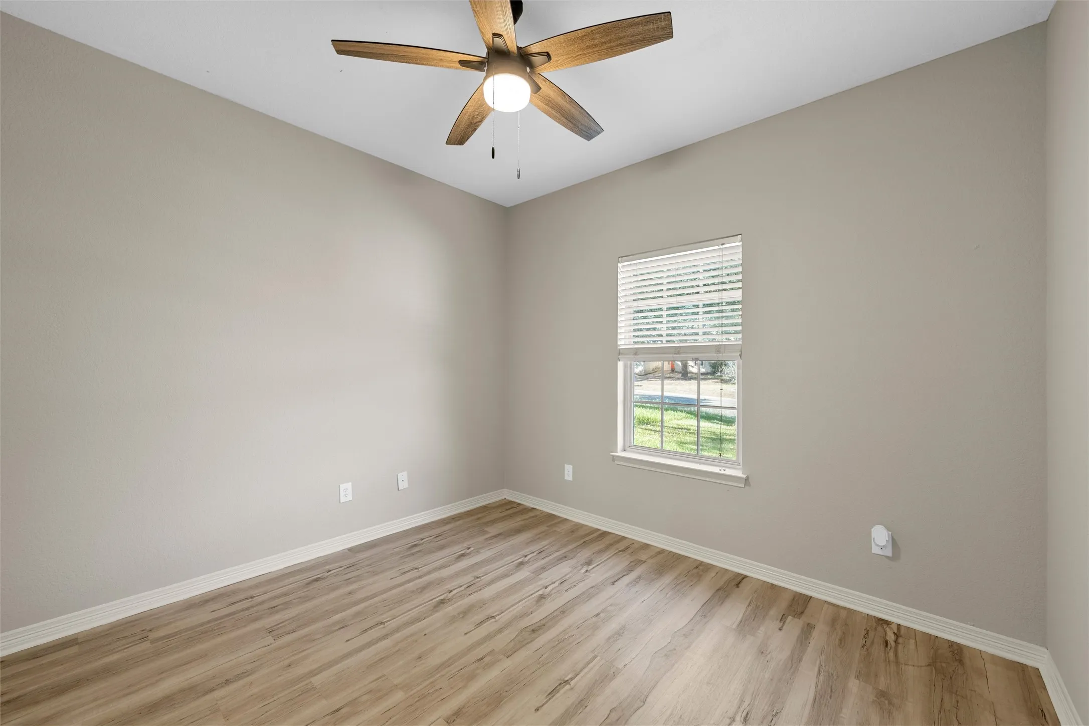 Single Family Residence For Sale in Mc Lennan County , 10100 Seville Court, Waco, Texas 76708, 3 Bedroom, 2 Bathroom, 2 Garage spaces, 1,651 Sqft, built in 2004, mls#21388216, Real Estate Agent in Waco, Homes For Sale in Mc Lennan county, Homes For Sale in Waco, Realtor in Waco Texas, Real Estate Brokerage Independent Realty Texas, Luminita Cordes Realtor