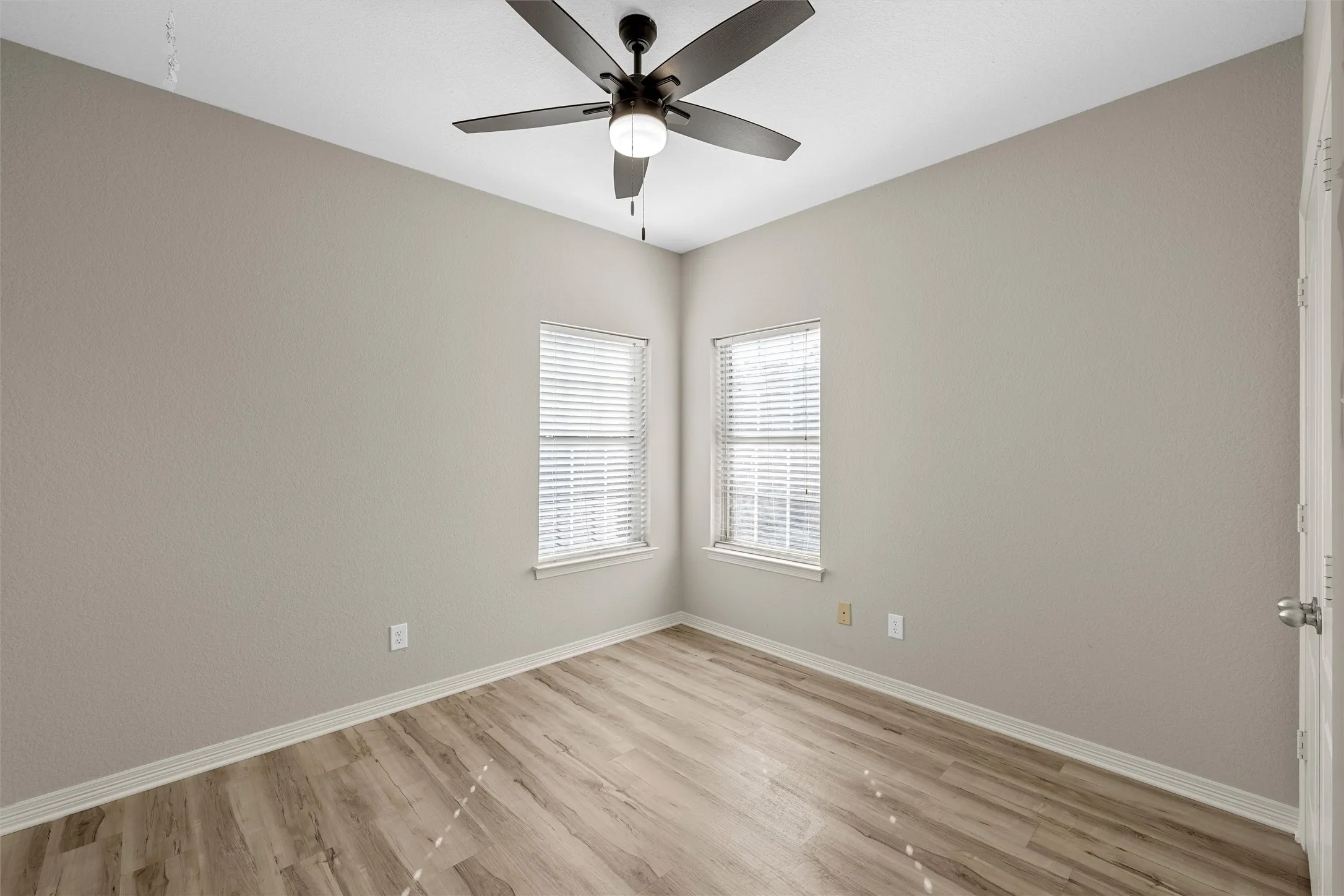 Single Family Residence For Sale in Mc Lennan County , 10100 Seville Court, Waco, Texas 76708, 3 Bedroom, 2 Bathroom, 2 Garage spaces, 1,651 Sqft, built in 2004, mls#21388216, Real Estate Agent in Waco, Homes For Sale in Mc Lennan county, Homes For Sale in Waco, Realtor in Waco Texas, Real Estate Brokerage Independent Realty Texas, Luminita Cordes Realtor