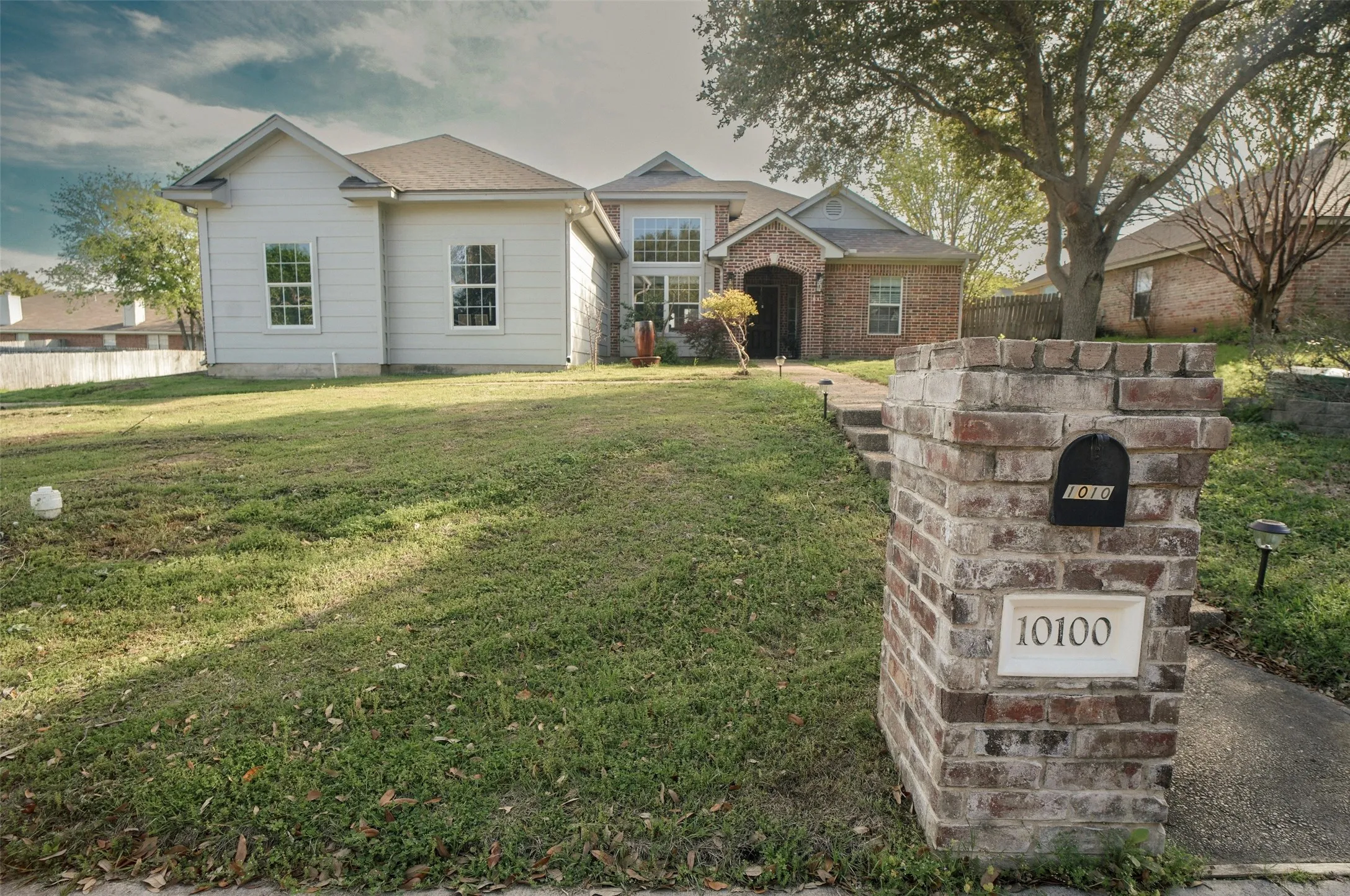 Single Family Residence For Sale in Mc Lennan County , 10100 Seville Court, Waco, Texas 76708, 3 Bedroom, 2 Bathroom, 2 Garage spaces, 1,651 Sqft, built in 2004, mls#21388216, Real Estate Agent in Waco, Homes For Sale in Mc Lennan county, Homes For Sale in Waco, Realtor in Waco Texas, Real Estate Brokerage Independent Realty Texas, Luminita Cordes Realtor