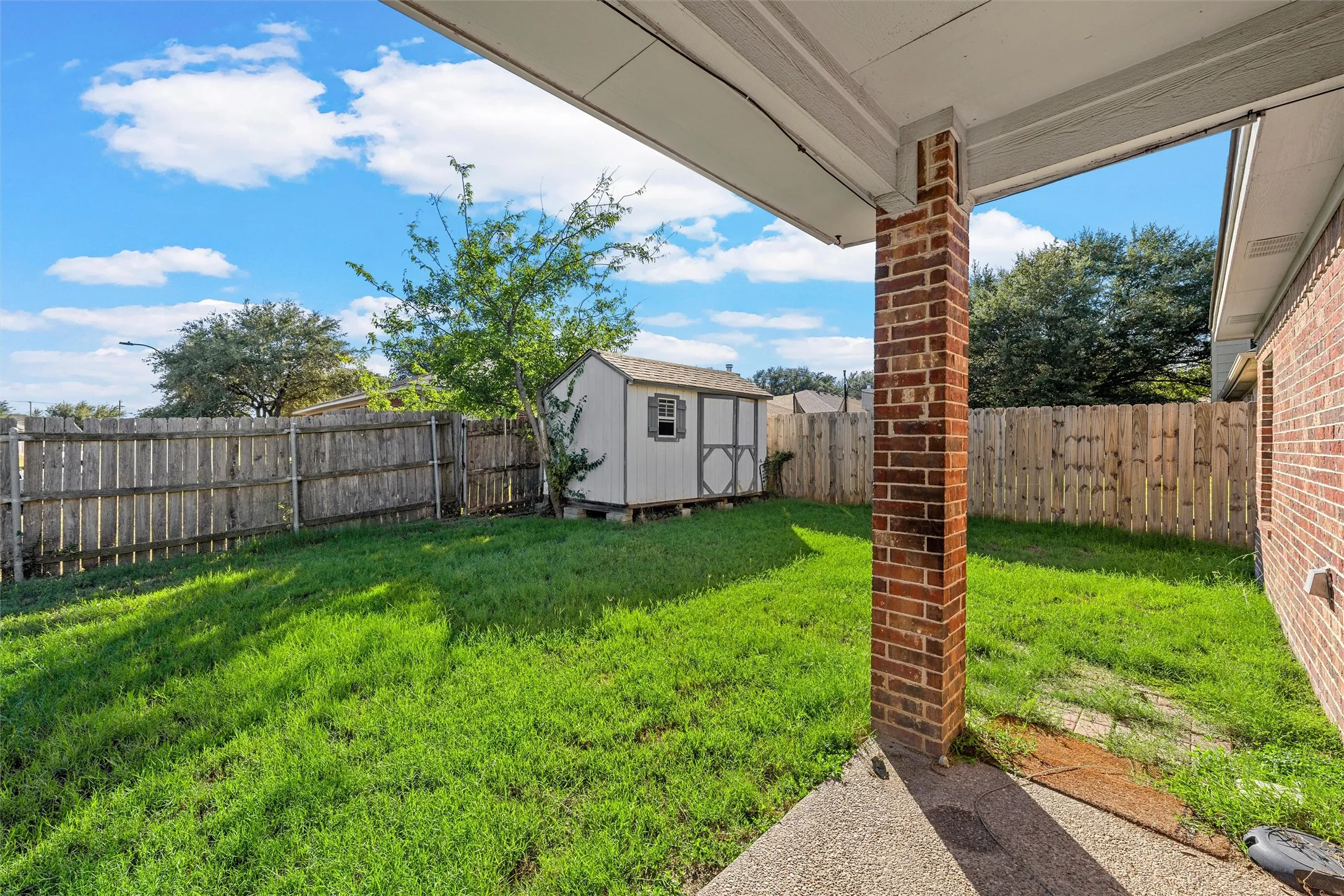 Single Family Residence For Sale in Mc Lennan County , 10100 Seville Court, Waco, Texas 76708, 3 Bedroom, 2 Bathroom, 2 Garage spaces, 1,651 Sqft, built in 2004, mls#21388216, Real Estate Agent in Waco, Homes For Sale in Mc Lennan county, Homes For Sale in Waco, Realtor in Waco Texas, Real Estate Brokerage Independent Realty Texas, Luminita Cordes Realtor