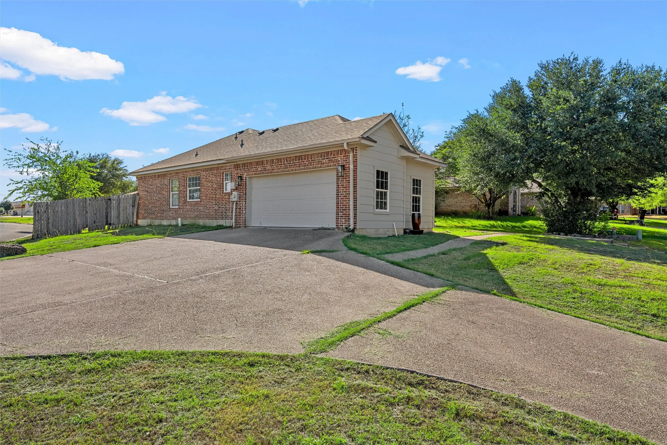 Single Family Residence For Sale in Mc Lennan County , 10100 Seville Court, Waco, Texas 76708, 3 Bedroom, 2 Bathroom, 2 Garage spaces, 1,651 Sqft, built in 2004, mls#21388216, Real Estate Agent in Waco, Homes For Sale in Mc Lennan county, Homes For Sale in Waco, Realtor in Waco Texas, Real Estate Brokerage Independent Realty Texas, Luminita Cordes Realtor