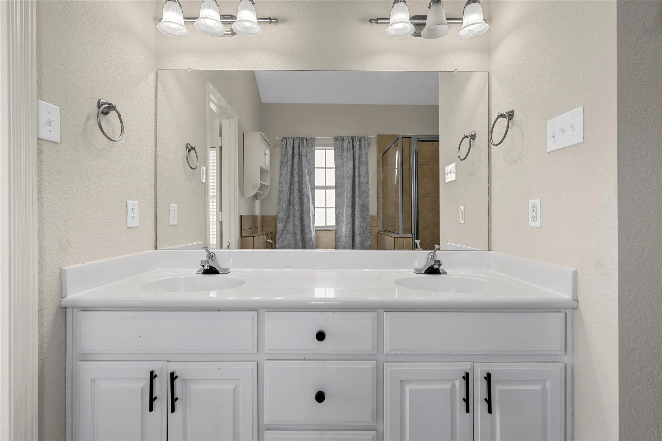 Single Family Residence For Sale in Mc Lennan County , 10100 Seville Court, Waco, Texas 76708, 3 Bedroom, 2 Bathroom, 2 Garage spaces, 1,651 Sqft, built in 2004, mls#21388216, Real Estate Agent in Waco, Homes For Sale in Mc Lennan county, Homes For Sale in Waco, Realtor in Waco Texas, Real Estate Brokerage Independent Realty Texas, Luminita Cordes Realtor