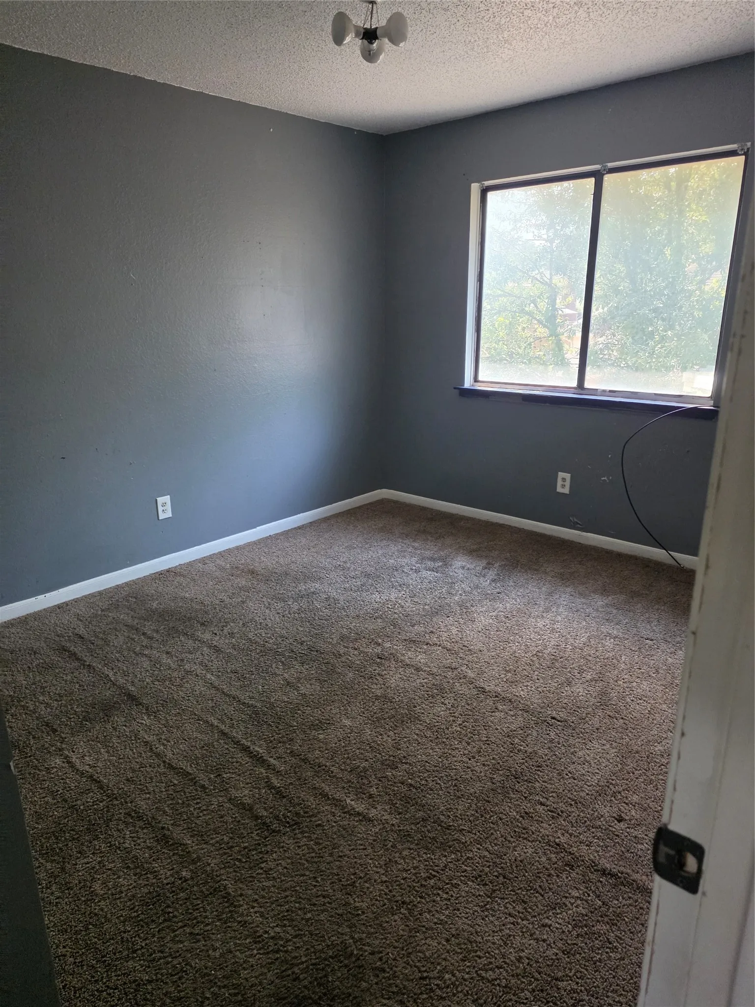 Single Family Residence For Sale in Dallas County , 405 Raintree Circle, De Soto, Texas 75115, 1 Bedroom, 3 Bathroom, 2 Garage spaces, 1,841 Sqft, built in 1986, mls#21378755, Real Estate Agent in De Soto, Homes For Sale in Dallas county, Homes For Sale in De Soto, Realtor in De Soto Texas, Real Estate Brokerage Independent Realty Texas, Luminita Cordes Realtor