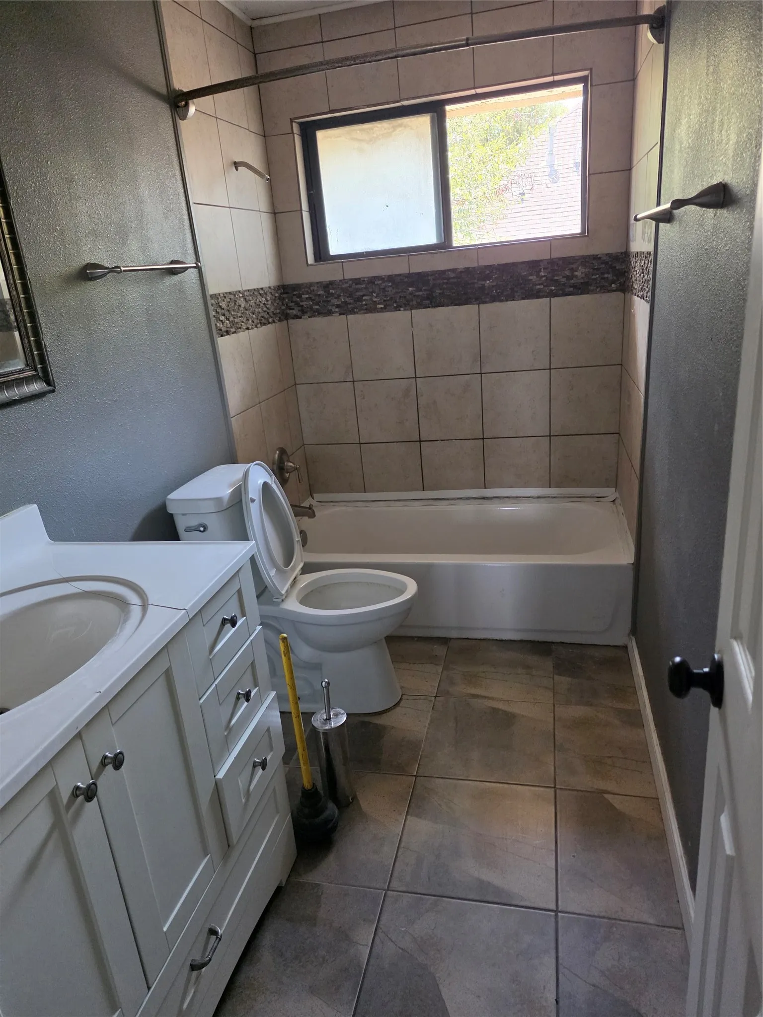 Single Family Residence For Sale in Dallas County , 405 Raintree Circle, De Soto, Texas 75115, 1 Bedroom, 3 Bathroom, 2 Garage spaces, 1,841 Sqft, built in 1986, mls#21378755, Real Estate Agent in De Soto, Homes For Sale in Dallas county, Homes For Sale in De Soto, Realtor in De Soto Texas, Real Estate Brokerage Independent Realty Texas, Luminita Cordes Realtor