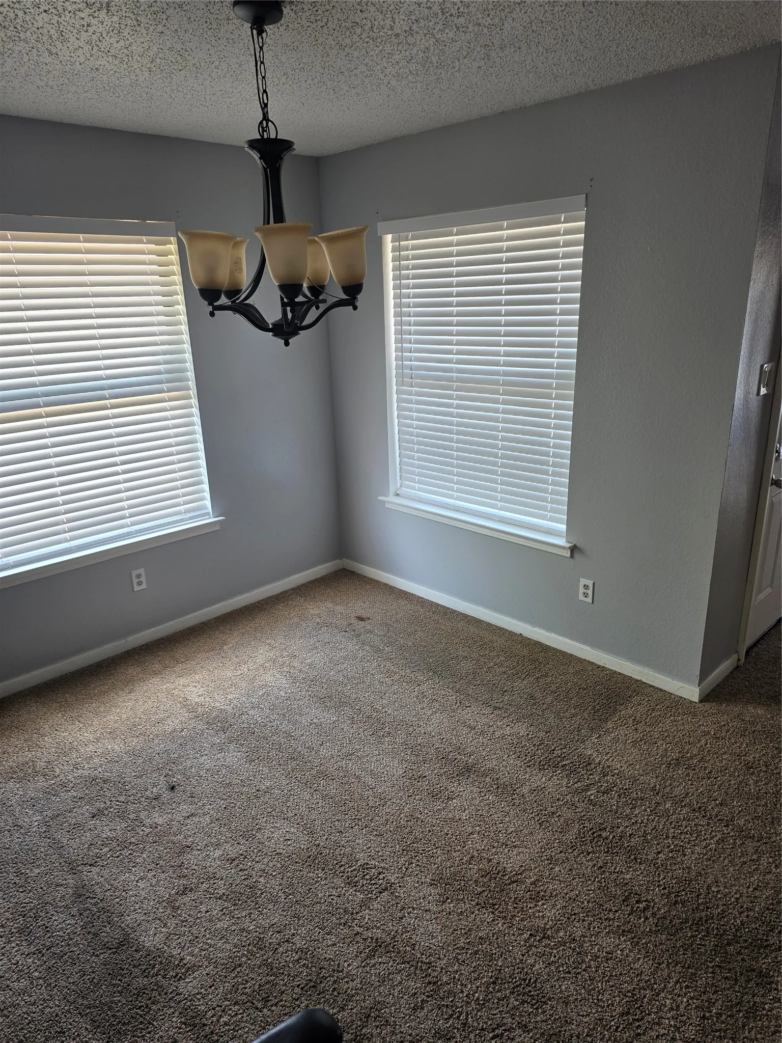 Single Family Residence For Sale in Dallas County , 405 Raintree Circle, De Soto, Texas 75115, 1 Bedroom, 3 Bathroom, 2 Garage spaces, 1,841 Sqft, built in 1986, mls#21378755, Real Estate Agent in De Soto, Homes For Sale in Dallas county, Homes For Sale in De Soto, Realtor in De Soto Texas, Real Estate Brokerage Independent Realty Texas, Luminita Cordes Realtor