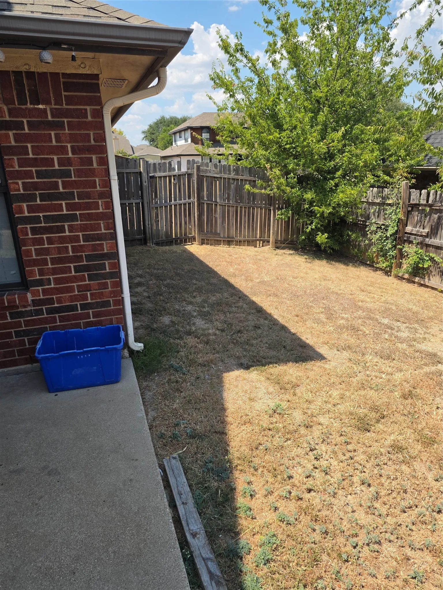 Single Family Residence For Sale in Dallas County , 405 Raintree Circle, De Soto, Texas 75115, 1 Bedroom, 3 Bathroom, 2 Garage spaces, 1,841 Sqft, built in 1986, mls#21378755, Real Estate Agent in De Soto, Homes For Sale in Dallas county, Homes For Sale in De Soto, Realtor in De Soto Texas, Real Estate Brokerage Independent Realty Texas, Luminita Cordes Realtor