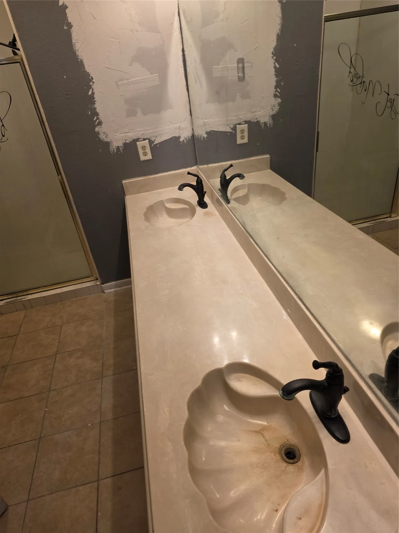 Single Family Residence For Sale in Dallas County , 405 Raintree Circle, De Soto, Texas 75115, 1 Bedroom, 3 Bathroom, 2 Garage spaces, 1,841 Sqft, built in 1986, mls#21378755, Real Estate Agent in De Soto, Homes For Sale in Dallas county, Homes For Sale in De Soto, Realtor in De Soto Texas, Real Estate Brokerage Independent Realty Texas, Luminita Cordes Realtor