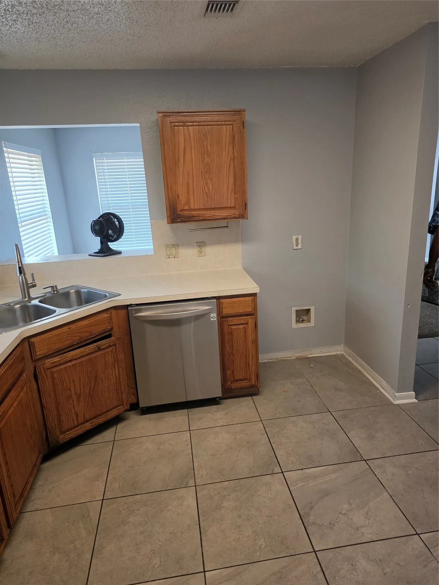 Single Family Residence For Sale in Dallas County , 405 Raintree Circle, De Soto, Texas 75115, 1 Bedroom, 3 Bathroom, 2 Garage spaces, 1,841 Sqft, built in 1986, mls#21378755, Real Estate Agent in De Soto, Homes For Sale in Dallas county, Homes For Sale in De Soto, Realtor in De Soto Texas, Real Estate Brokerage Independent Realty Texas, Luminita Cordes Realtor
