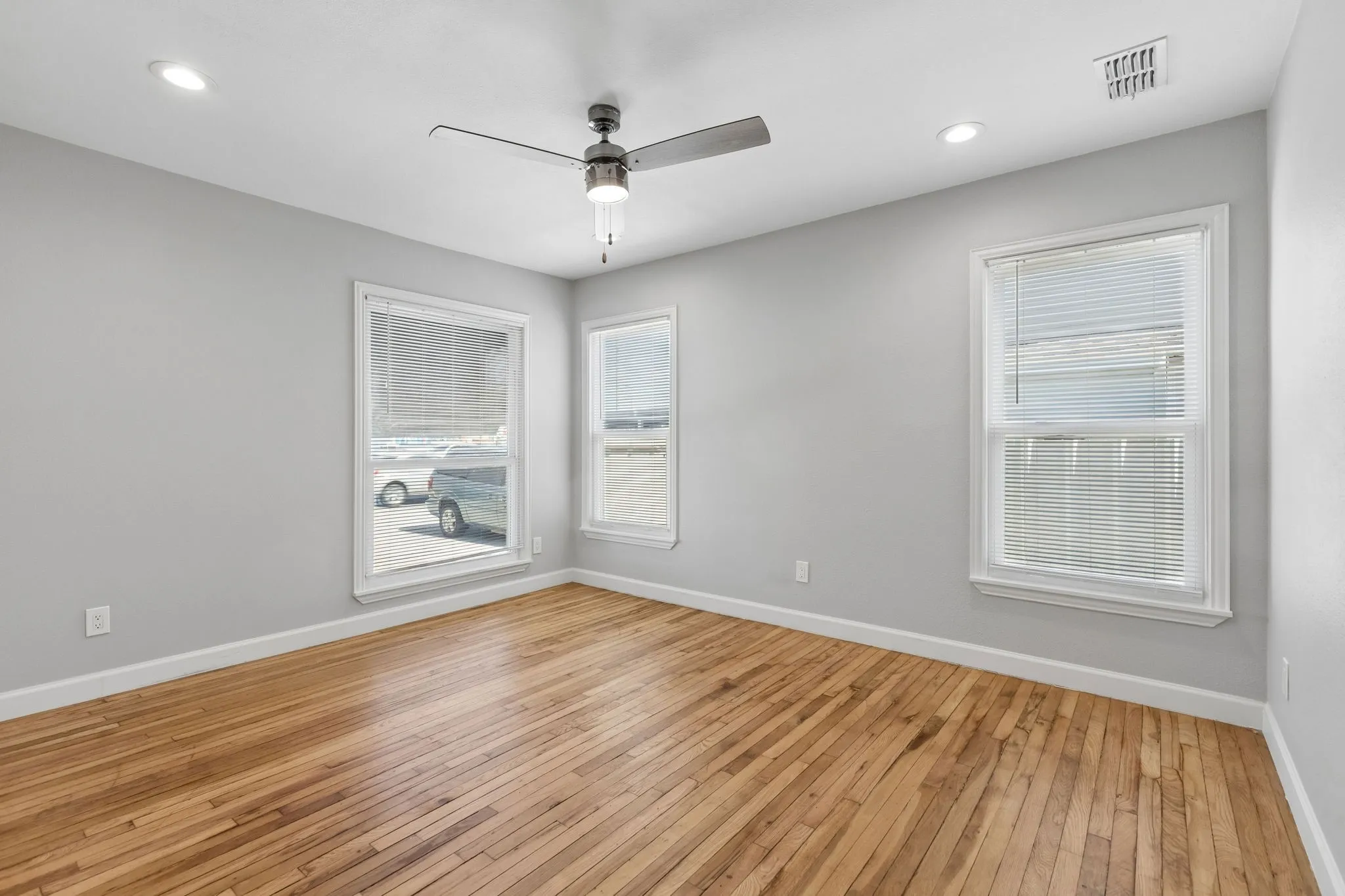 Single Family Residence For Rent in Dallas County , 3308 Inwood Road, Dallas, Texas 75235, 4 Bedroom, 2 Bathroom, Garage spaces, 1,196 Sqft, built in 1947, mls#21366782, Real Estate Agent in Dallas, Homes For Rent in Dallas county, Homes For Rent in Dallas, Realtor in Dallas Texas, Real Estate Brokerage Independent Realty Texas, Luminita Cordes Realtor