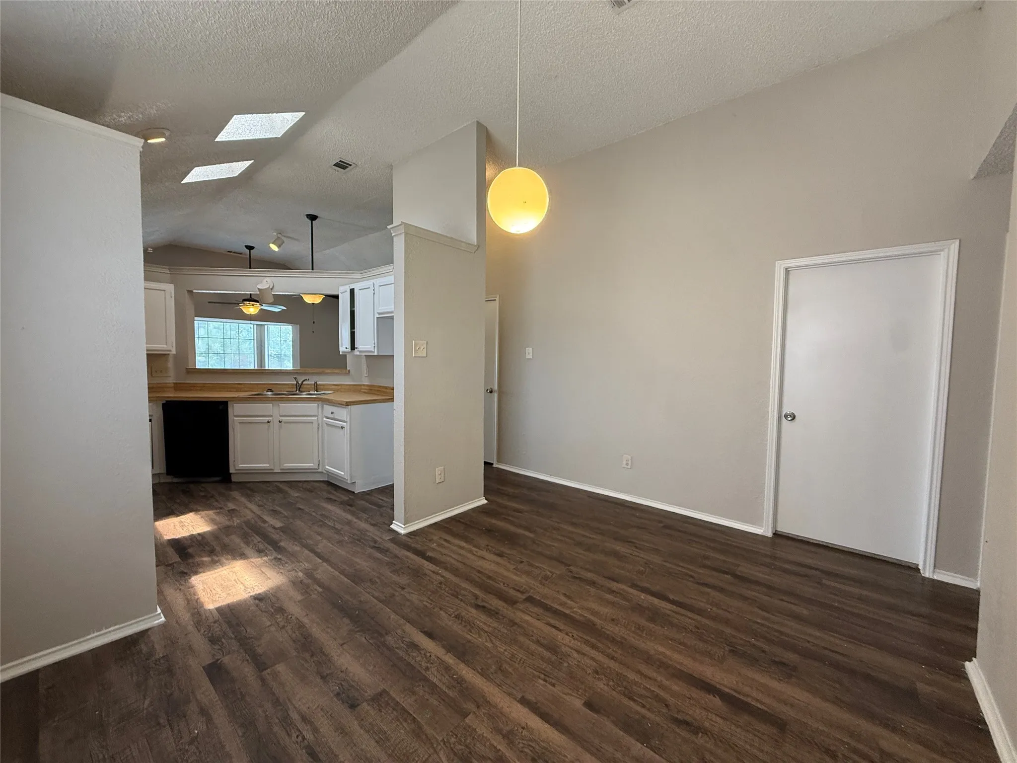 Single Family Residence For Rent in Dallas County , 1429 Wheatfield Drive, Mesquite, Texas 75149, 3 Bedroom, 2 Bathroom, 2 Garage spaces, 1,317 Sqft, built in 1986, mls#21388481, Real Estate Agent in Mesquite, Homes For Rent in Dallas county, Homes For Rent in Mesquite, Realtor in Mesquite Texas, Real Estate Brokerage Independent Realty Texas, Luminita Cordes Realtor